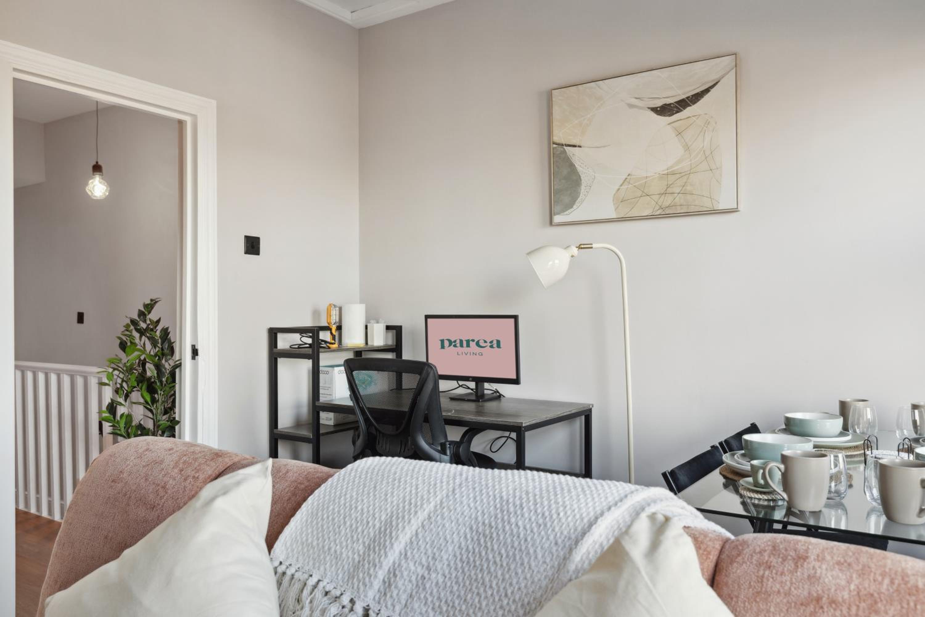 2 Bedroom Cosy London Cottage Flat