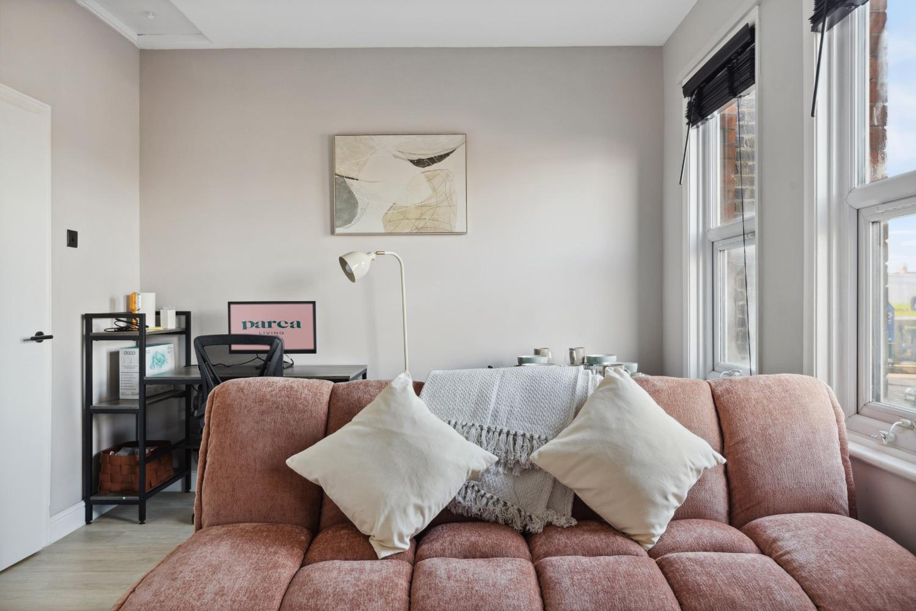 2 Bedroom Cosy London Cottage Flat