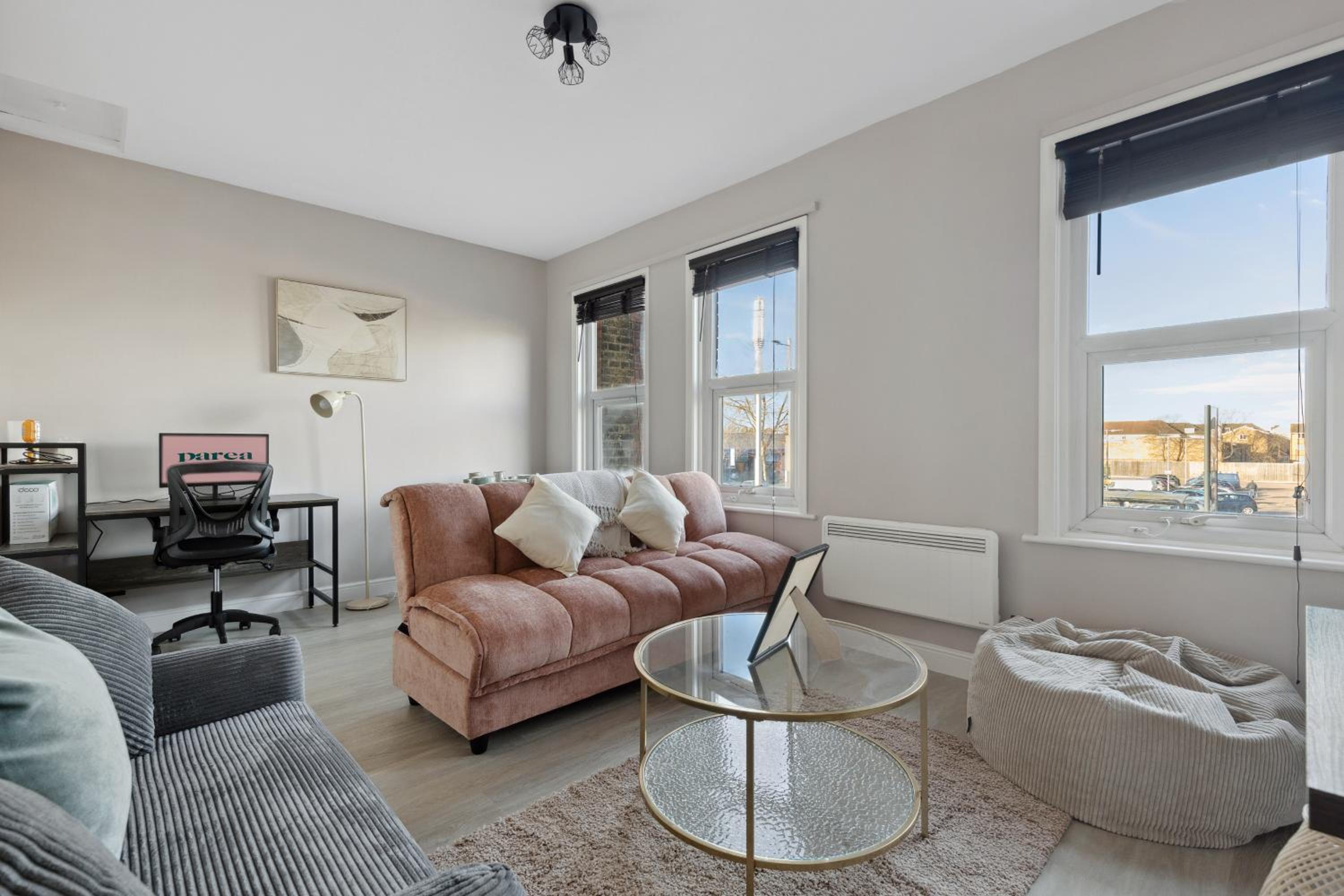 2 Bedroom Cosy London Cottage Flat