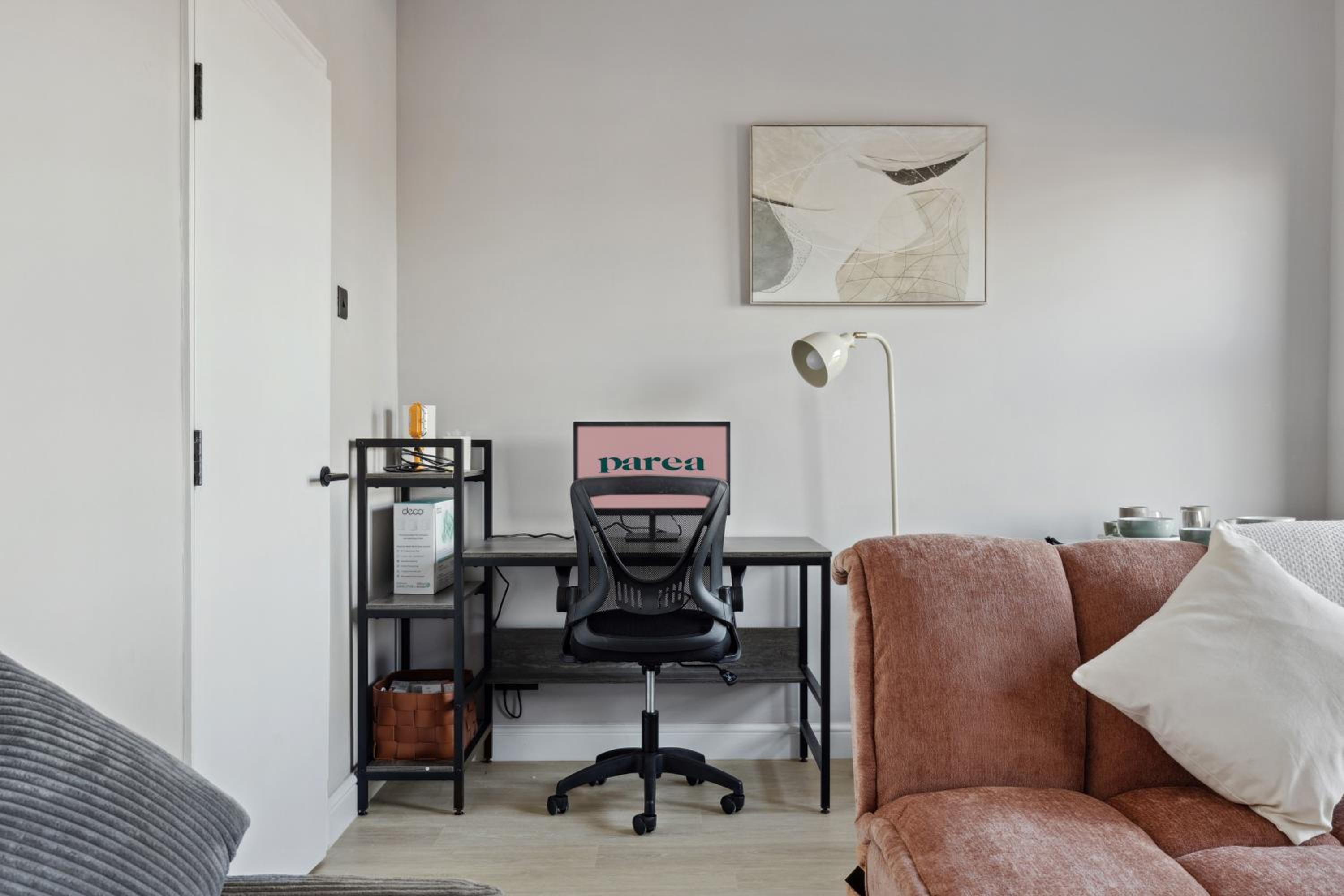 2 Bedroom Cosy London Cottage Flat
