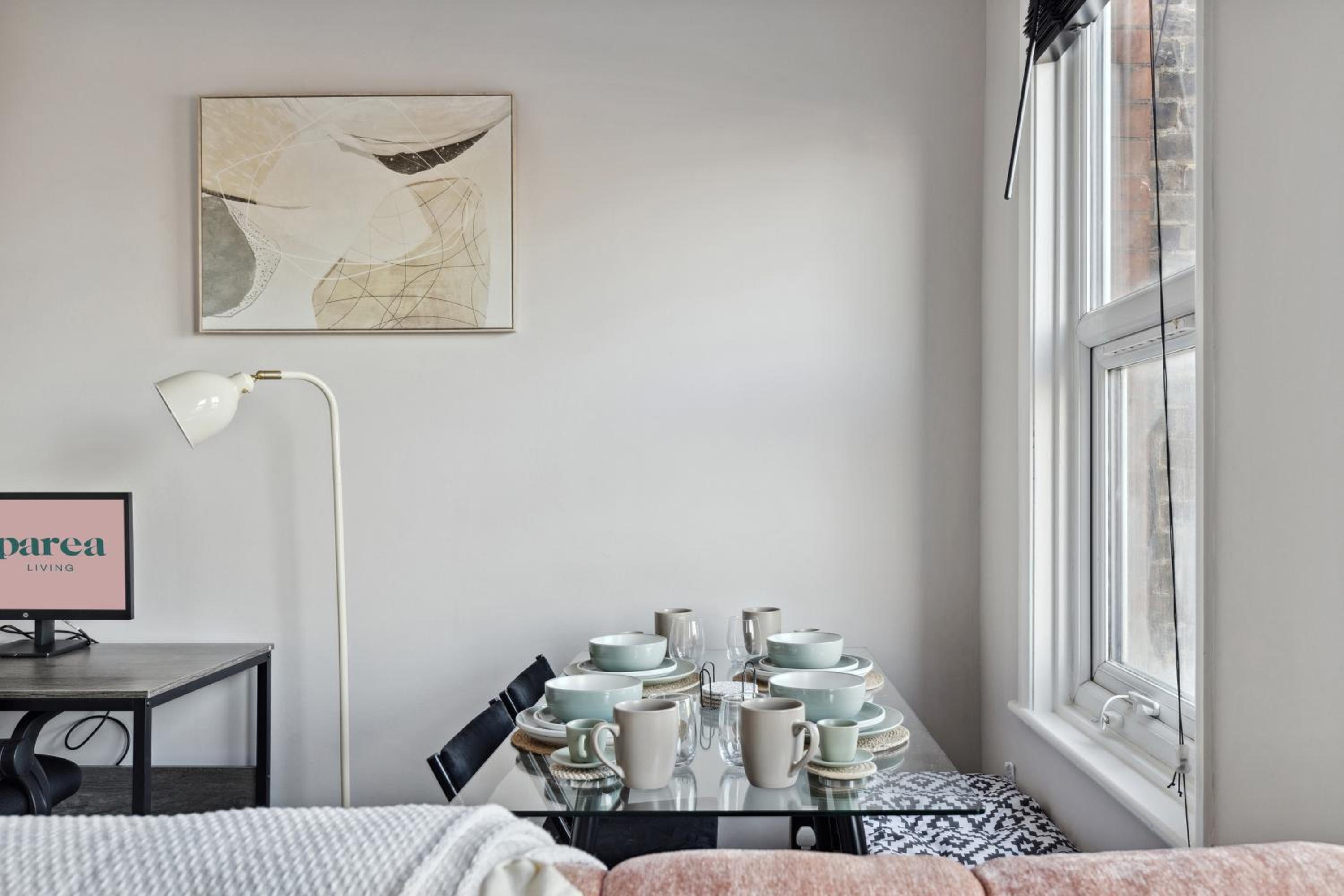 2 Bedroom Cosy London Cottage Flat
