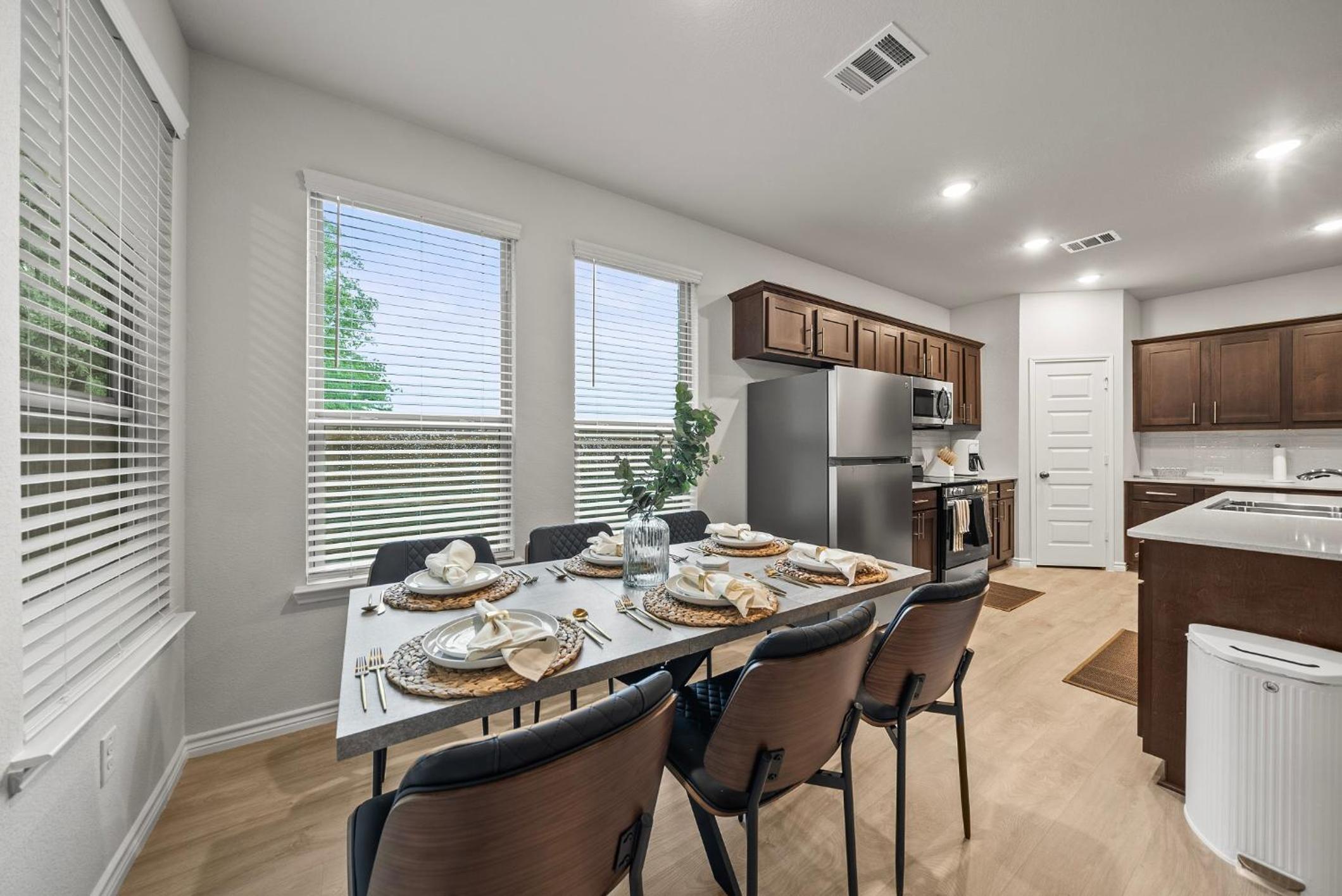 Luxurious 4 Bed Duplex Getaway!
