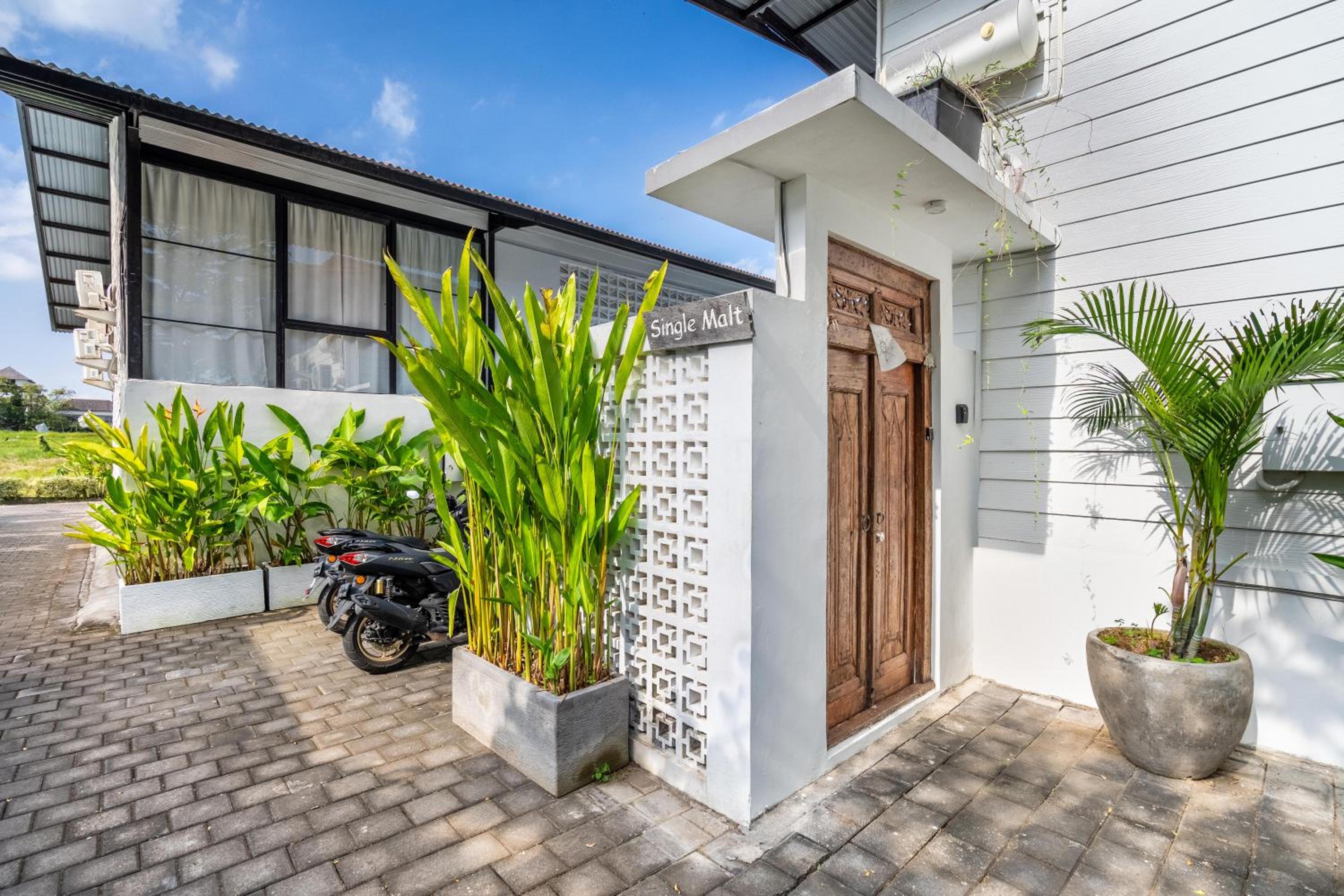 Central Canggu Pool Villa with spectacular rice field views