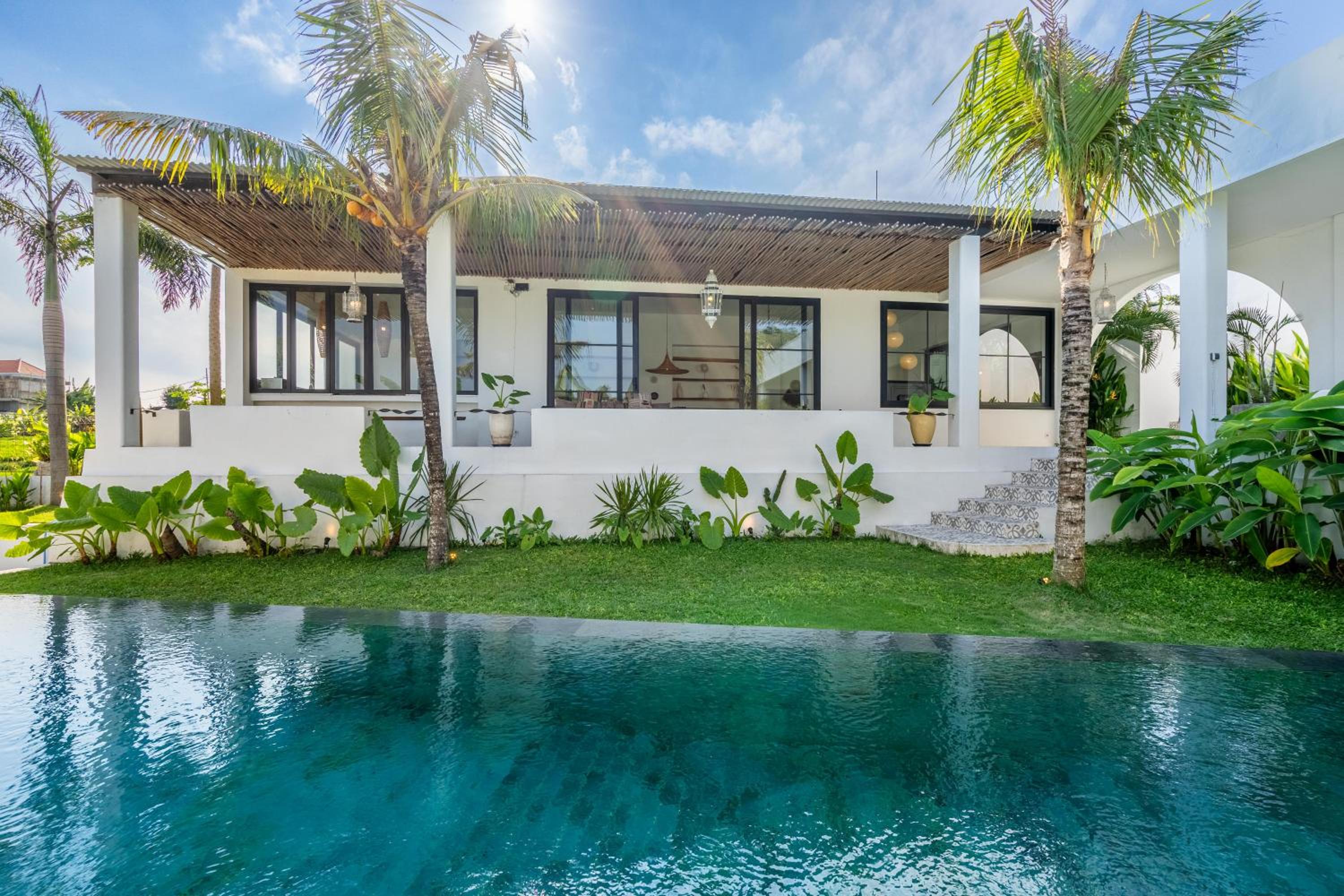 Prime Canggu Villa with stunning Rice field views