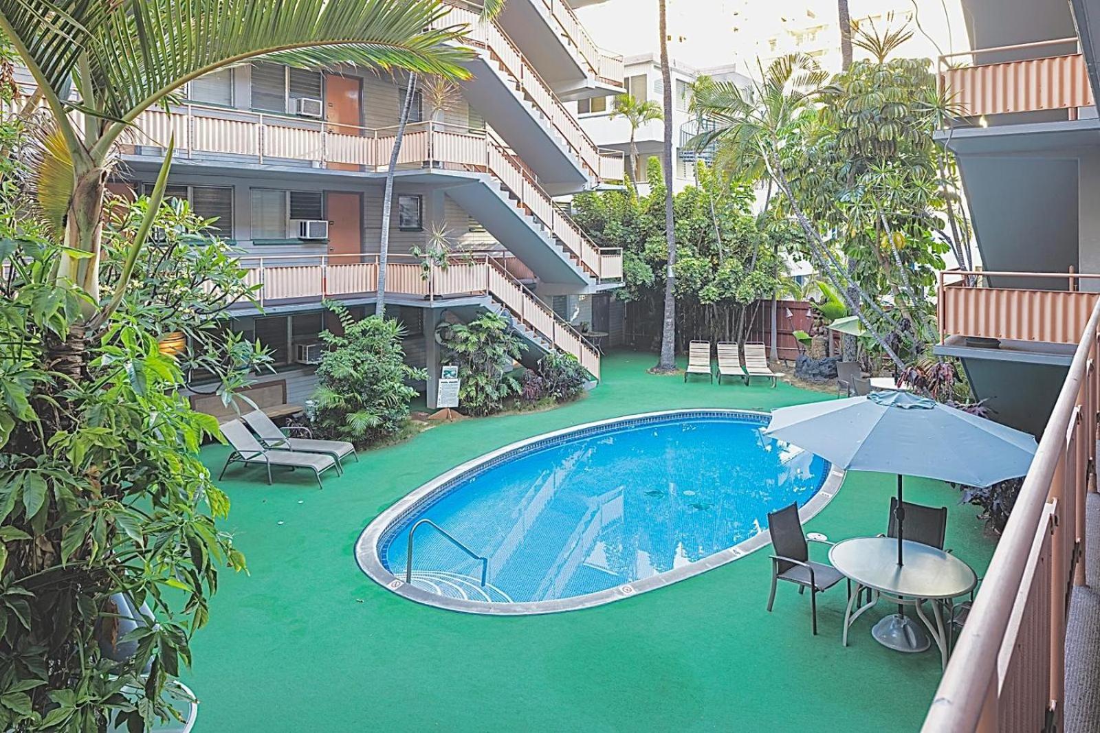 Waikiki Escape King Bed Pool Walk to Beach