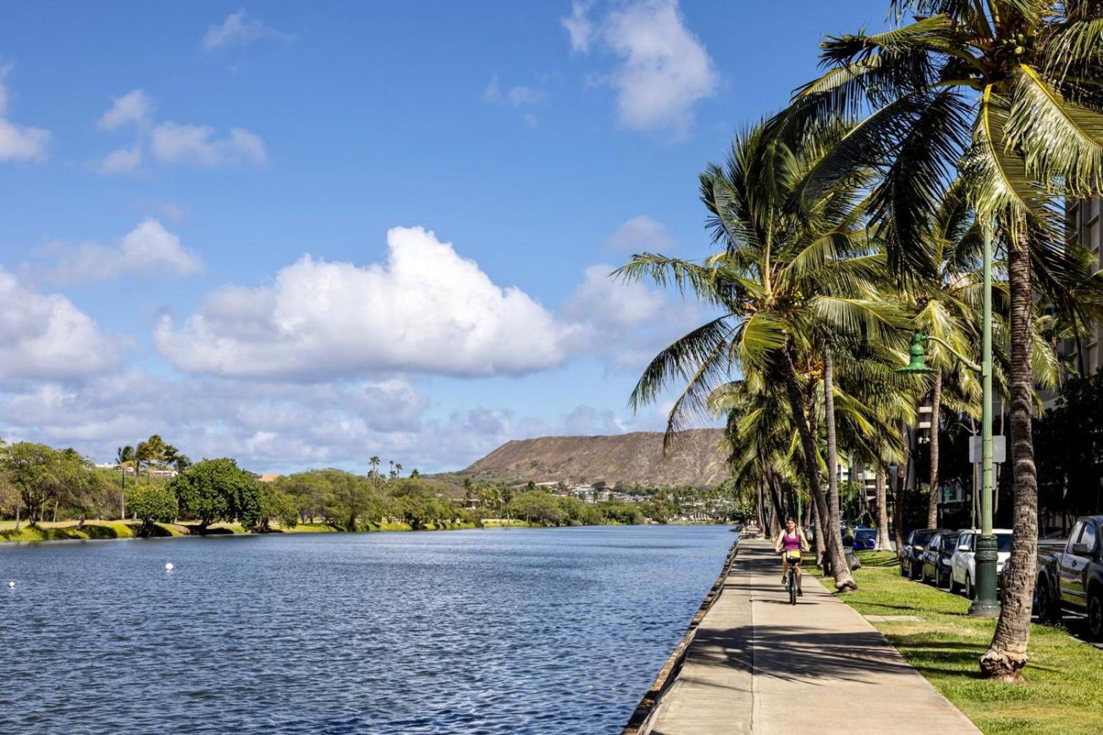 Waikiki Escape King Bed Pool Walk to Beach