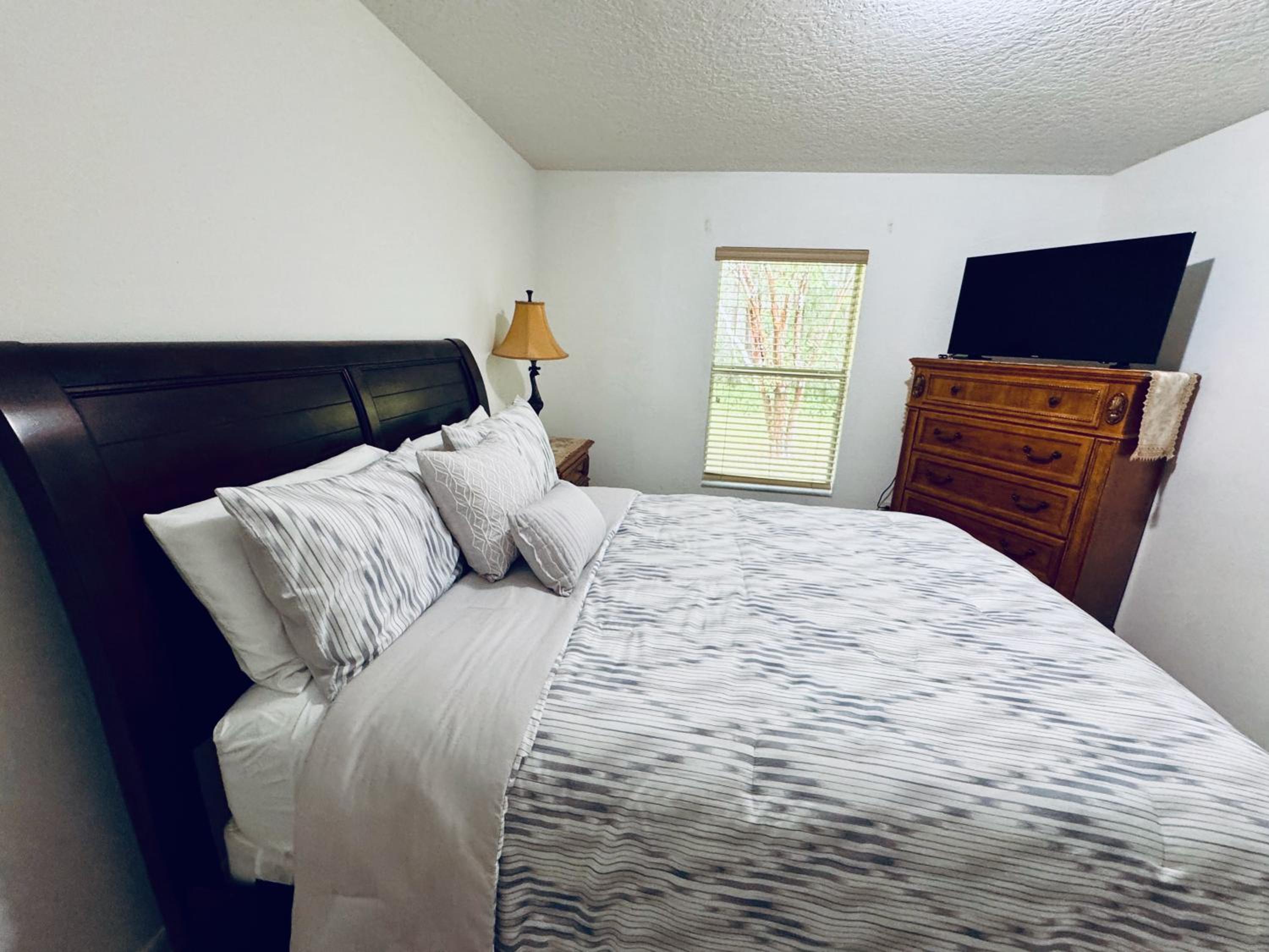 Cozy Private Home Close to the I95 Exit 284