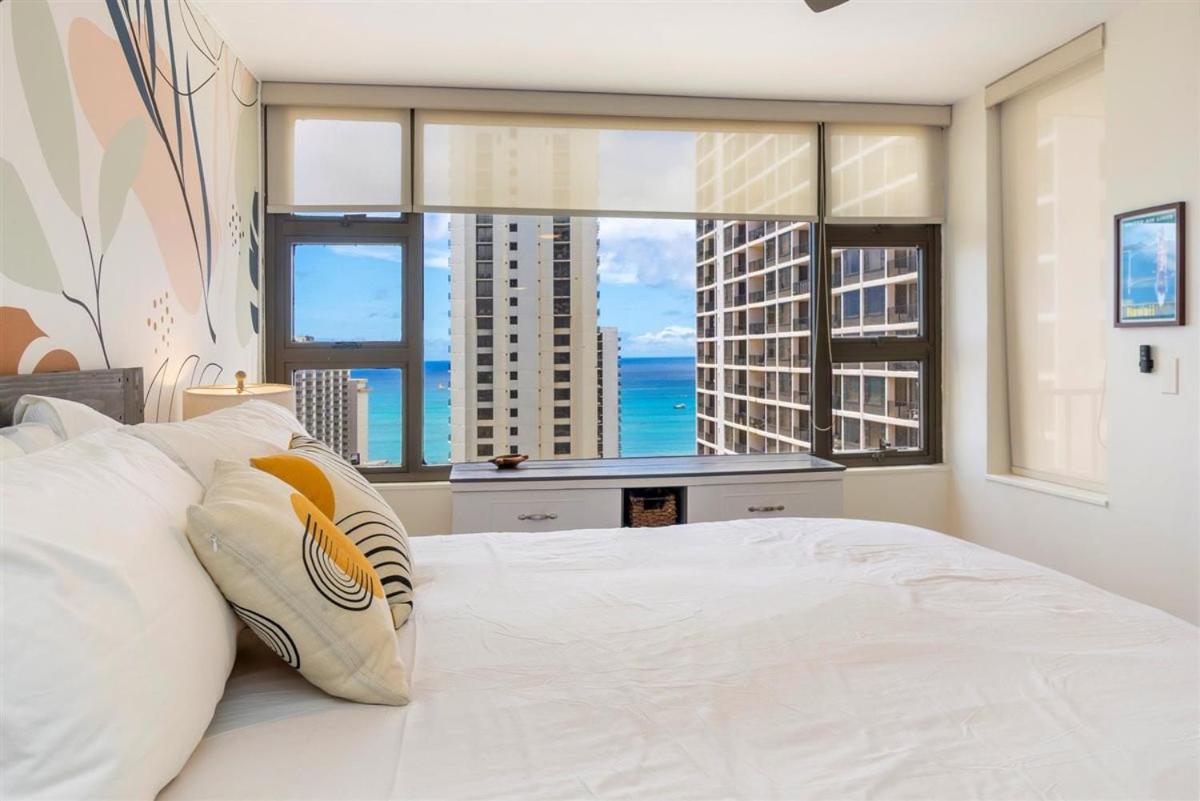 New! Modern Remodeled Condo, Walk to Waikiki Beach, Oceanview, Free Parking, AC