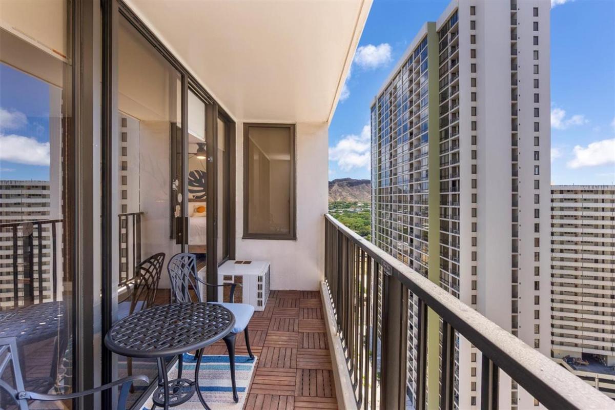 New! Modern Remodeled Condo, Walk to Waikiki Beach, Oceanview, Free Parking, AC