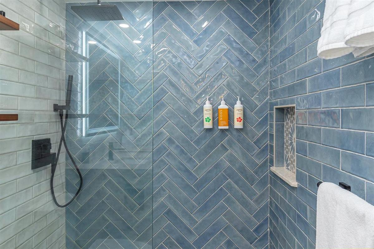 New! Modern Remodeled Condo, Walk to Waikiki Beach, Oceanview, Free Parking, AC