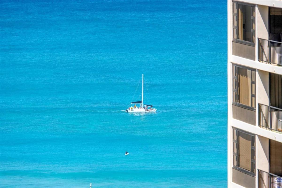 New! Modern Remodeled Condo, Walk to Waikiki Beach, Oceanview, Free Parking, AC