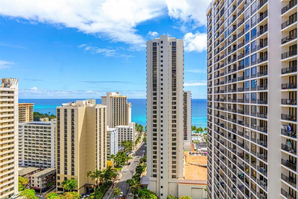 New! Modern Remodeled Condo, Walk to Waikiki Beach, Oceanview, Free Parking, AC