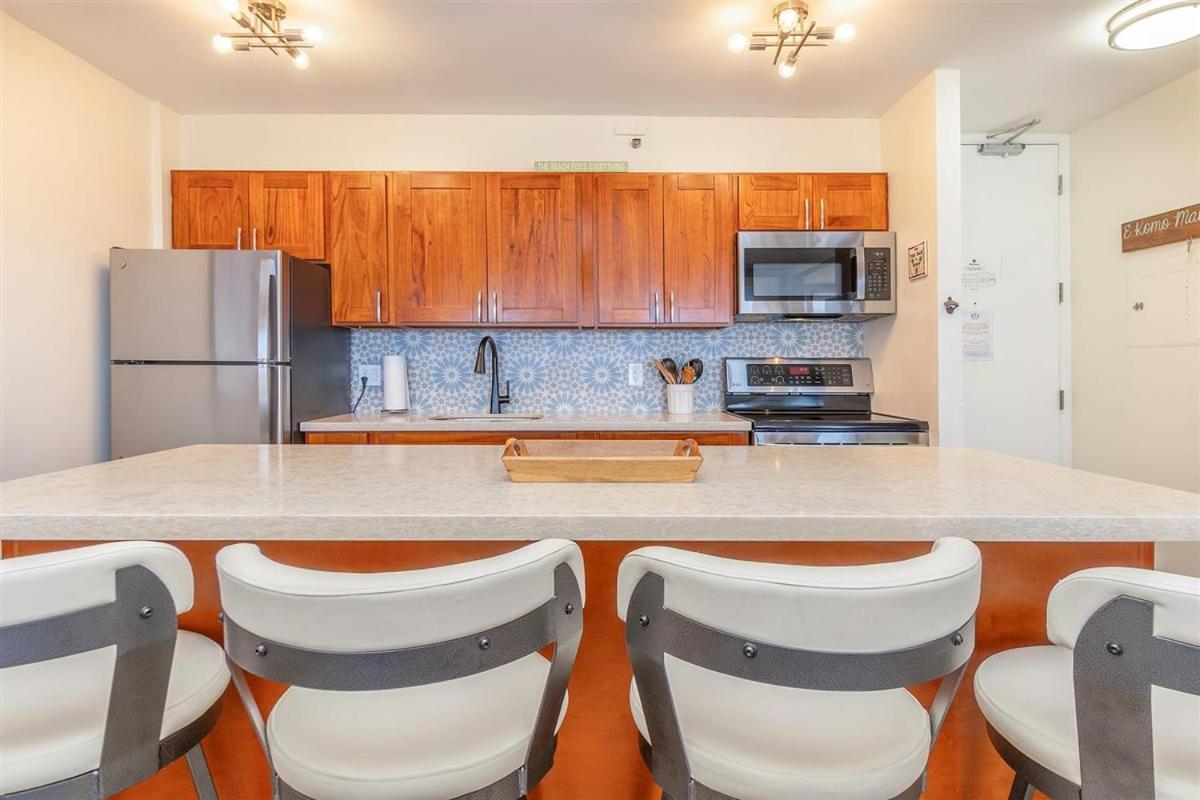 New! Modern Remodeled Condo, Walk to Waikiki Beach, Oceanview, Free Parking, AC