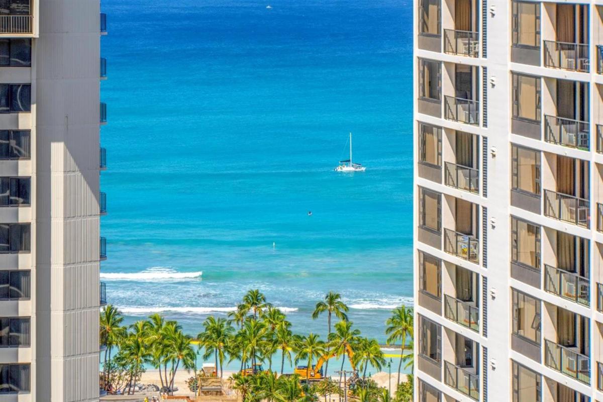 New! Modern Remodeled Condo, Walk to Waikiki Beach, Oceanview, Free Parking, AC
