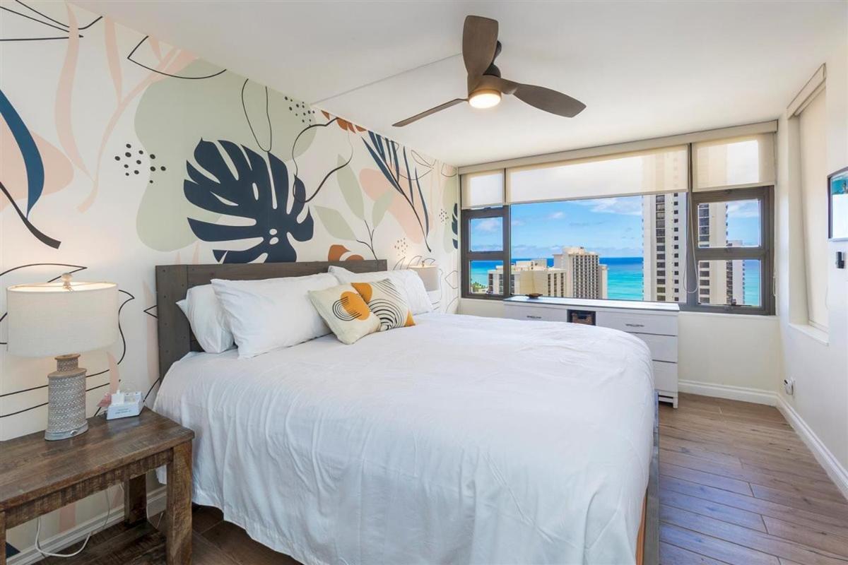 New! Modern Remodeled Condo, Walk to Waikiki Beach, Oceanview, Free Parking, AC