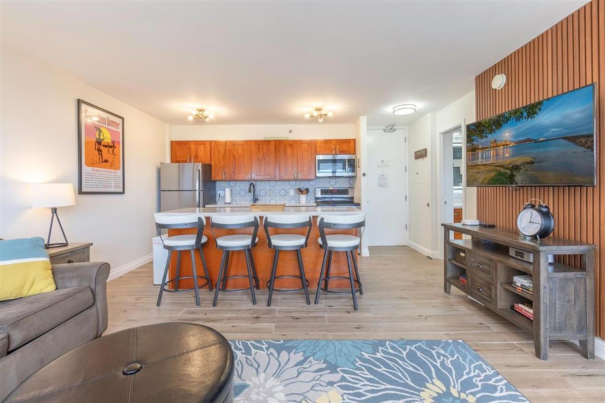 New! Modern Remodeled Condo, Walk to Waikiki Beach, Oceanview, Free Parking, AC