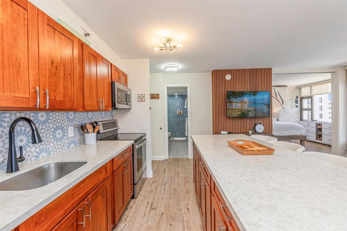 New! Modern Remodeled Condo, Walk to Waikiki Beach, Oceanview, Free Parking, AC