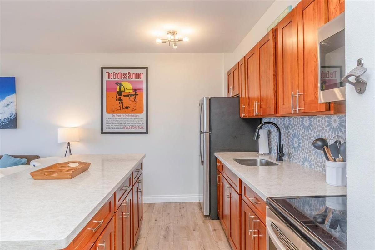 New! Modern Remodeled Condo, Walk to Waikiki Beach, Oceanview, Free Parking, AC