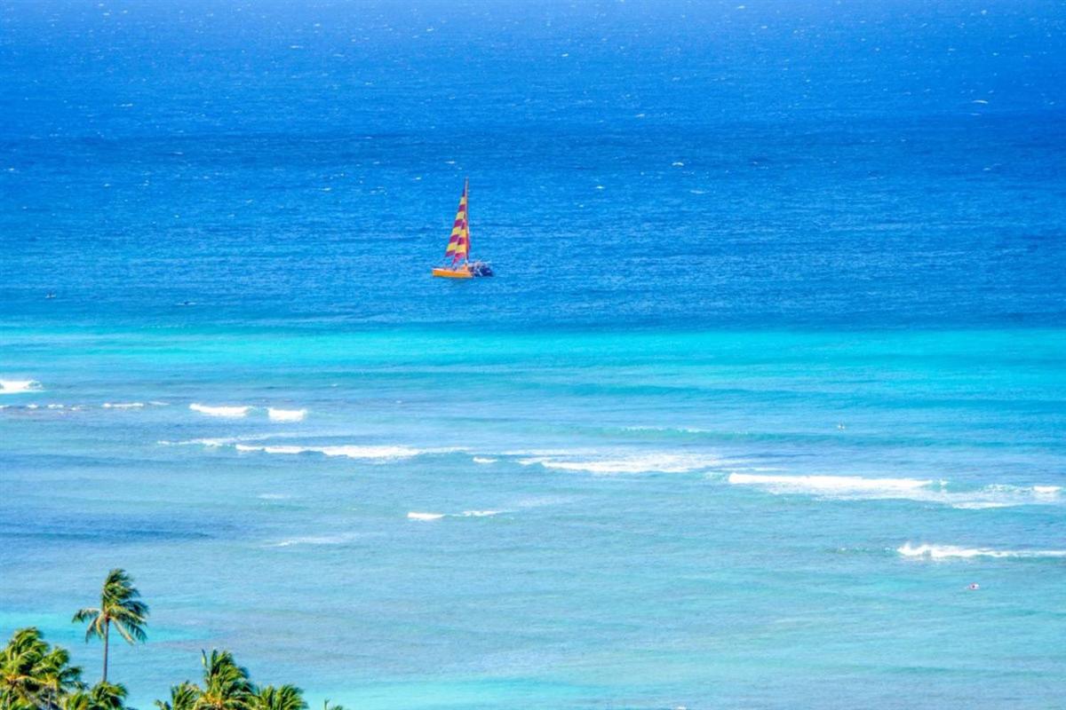 New! Modern Remodeled Condo, Walk to Waikiki Beach, Oceanview, Free Parking, AC