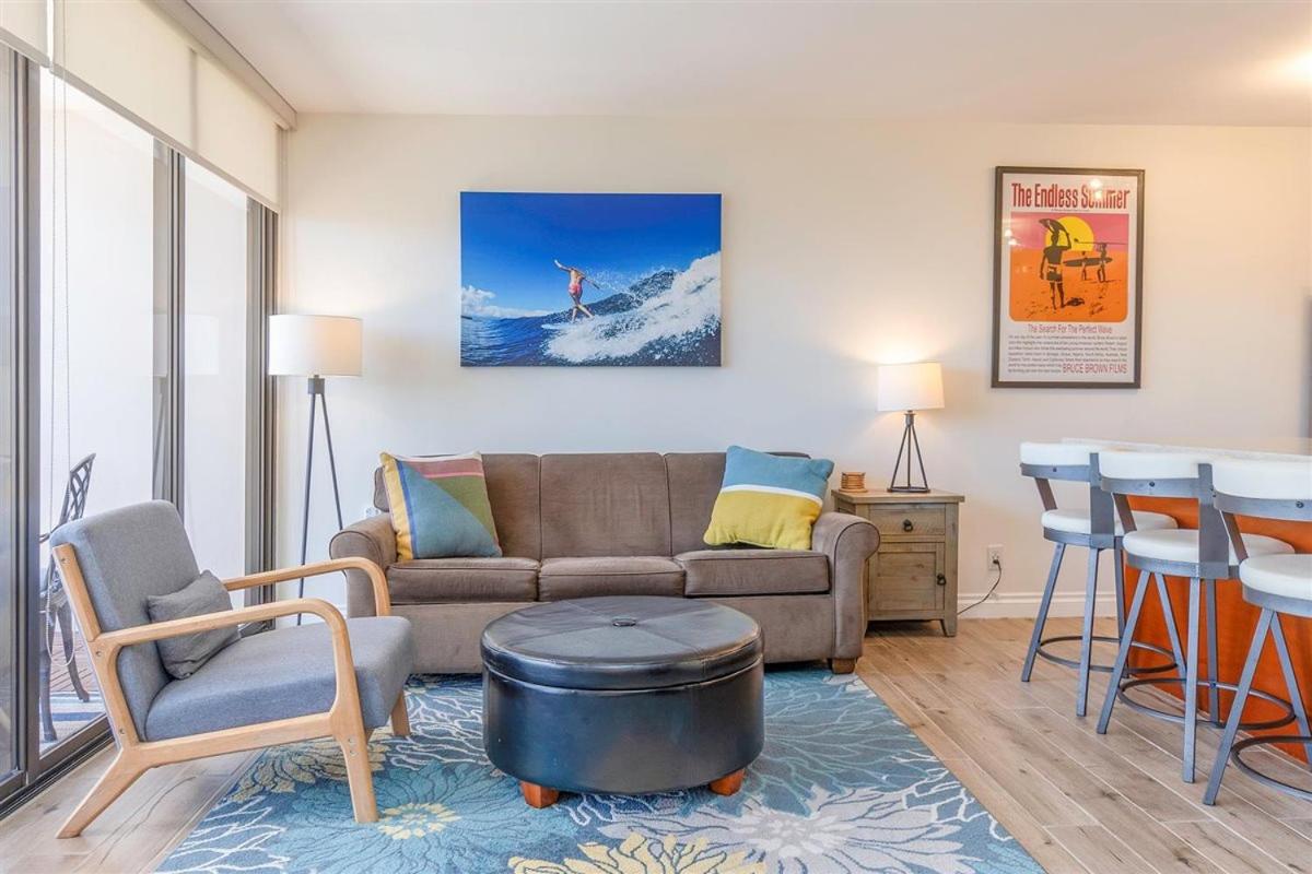 New! Modern Remodeled Condo, Walk to Waikiki Beach, Oceanview, Free Parking, AC