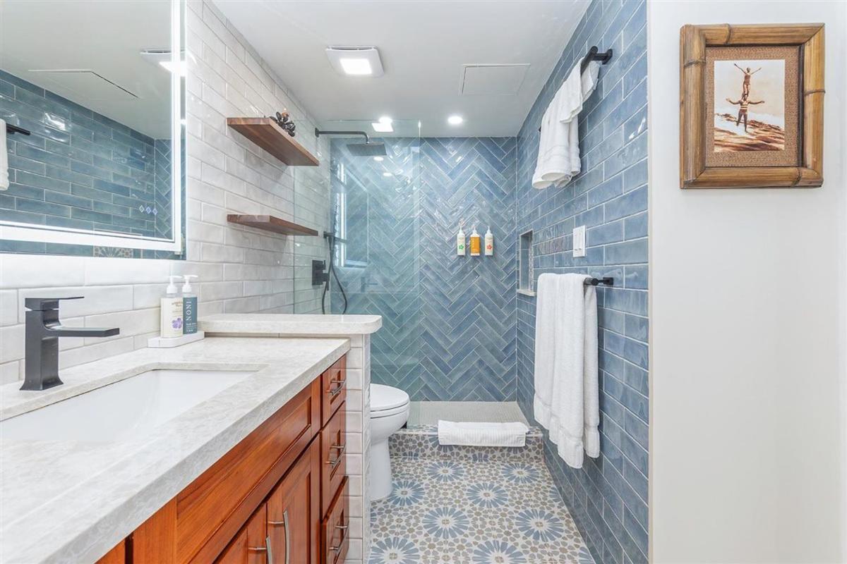 New! Modern Remodeled Condo, Walk to Waikiki Beach, Oceanview, Free Parking, AC