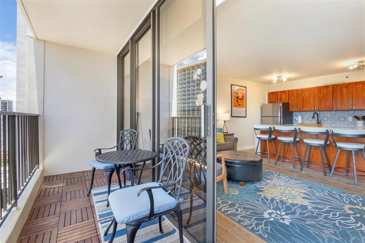 New! Modern Remodeled Condo, Walk to Waikiki Beach, Oceanview, Free Parking, AC