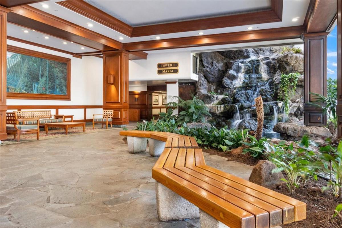 New! Modern Remodeled Condo, Walk to Waikiki Beach, Oceanview, Free Parking, AC