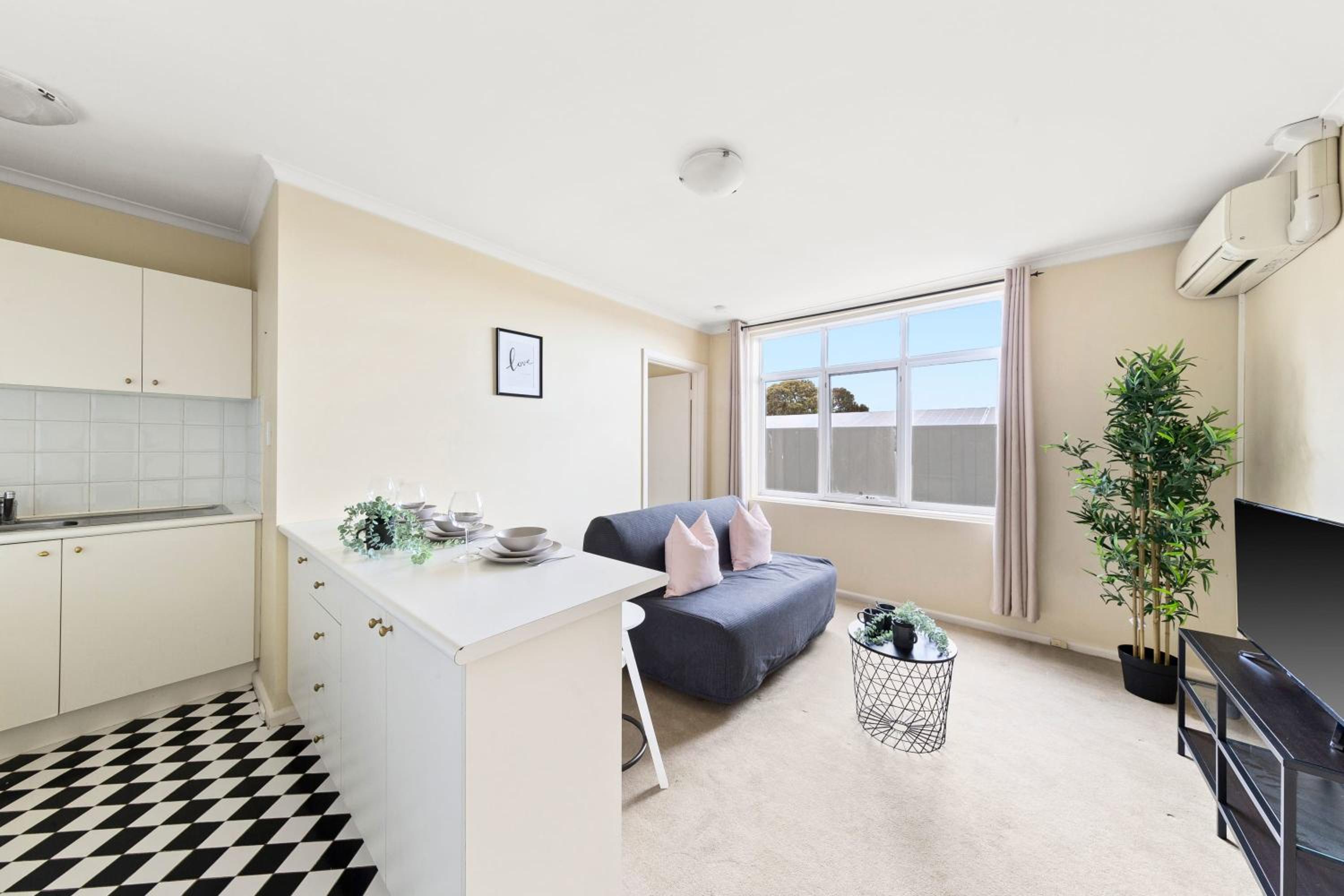 Stylish & Cozy Clifton Hill Apt with Parking