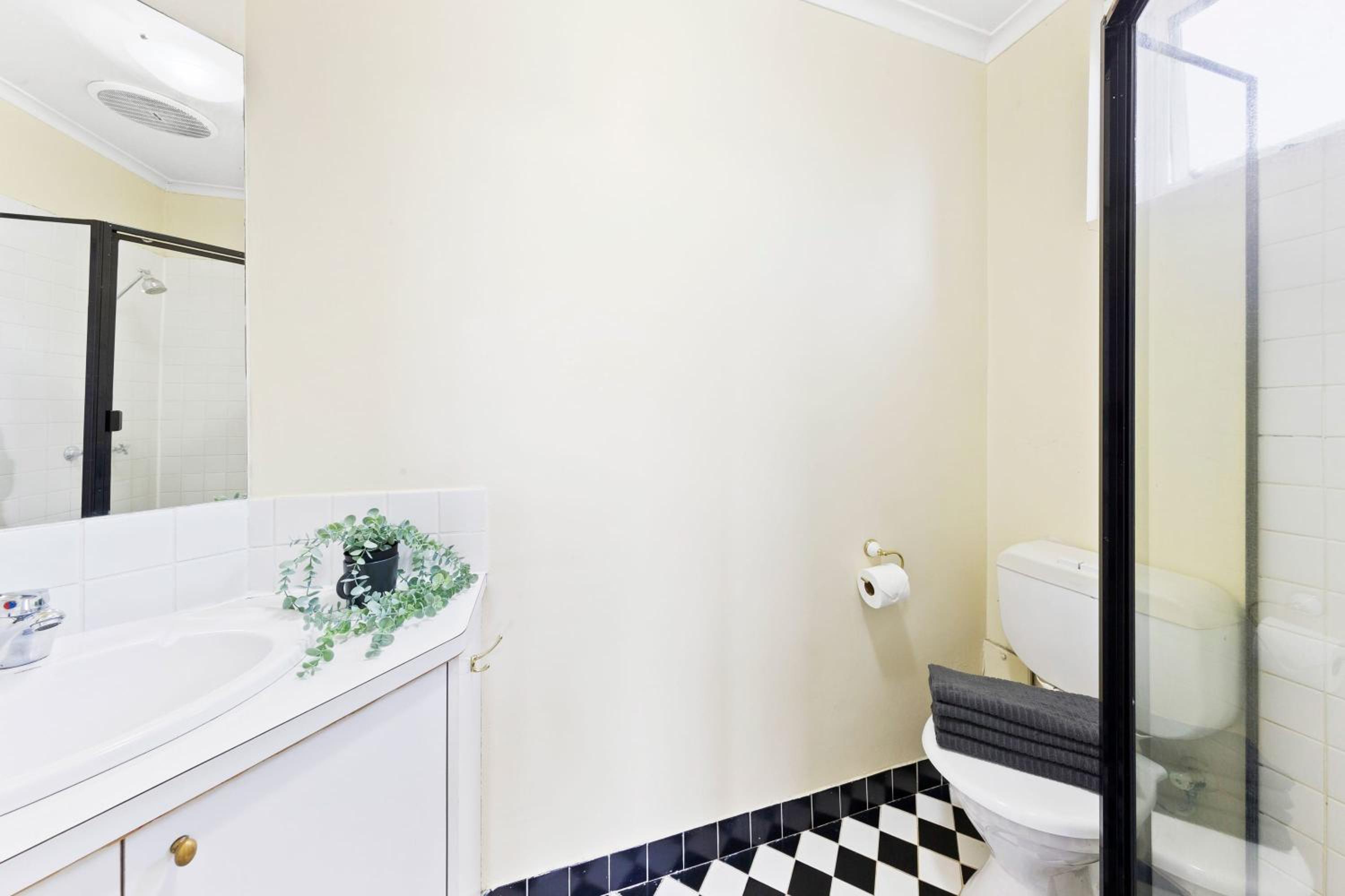 Stylish & Cozy Clifton Hill Apt with Parking