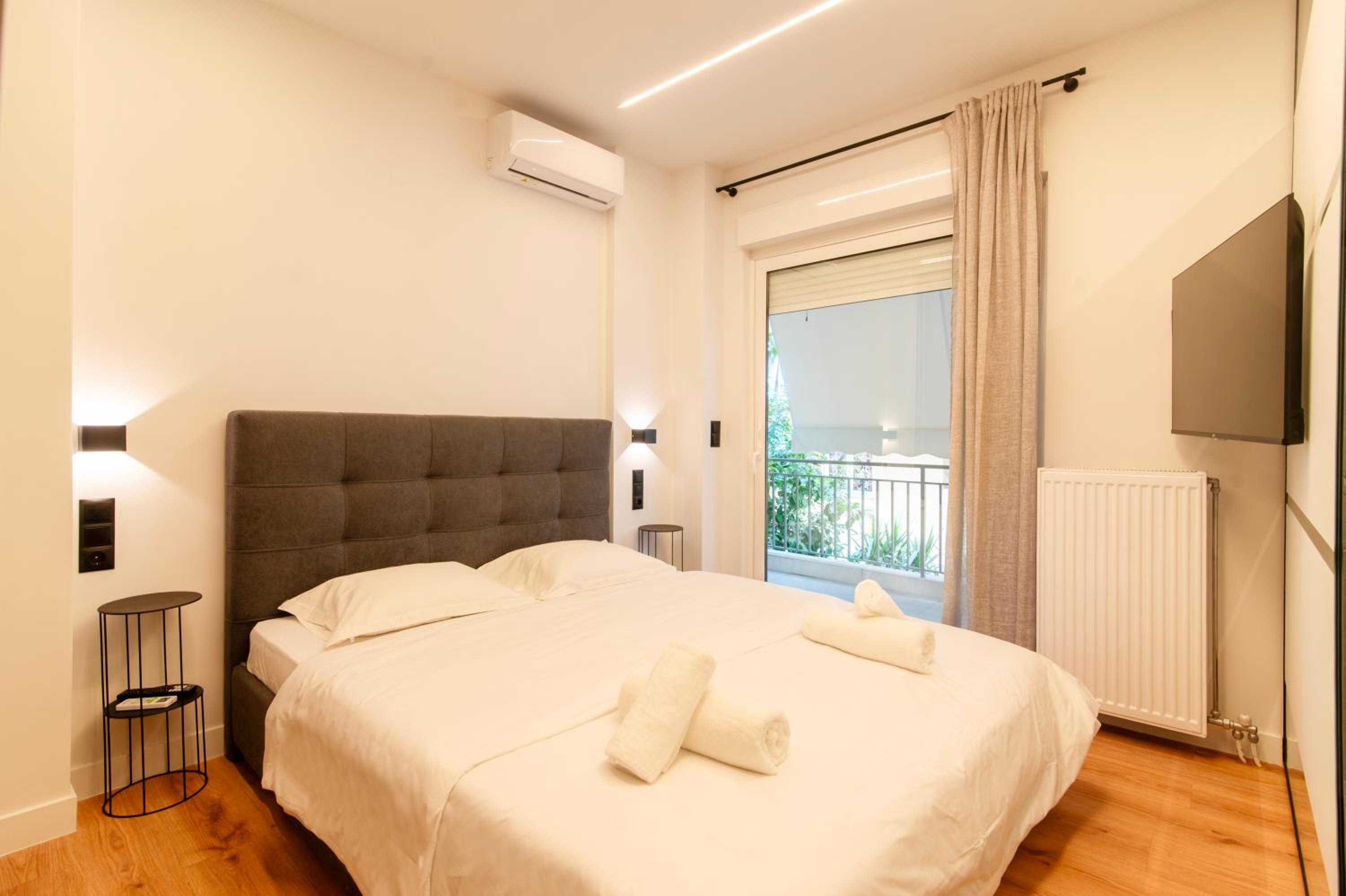 Cozy 2-Bedroom by Flisvos Marina