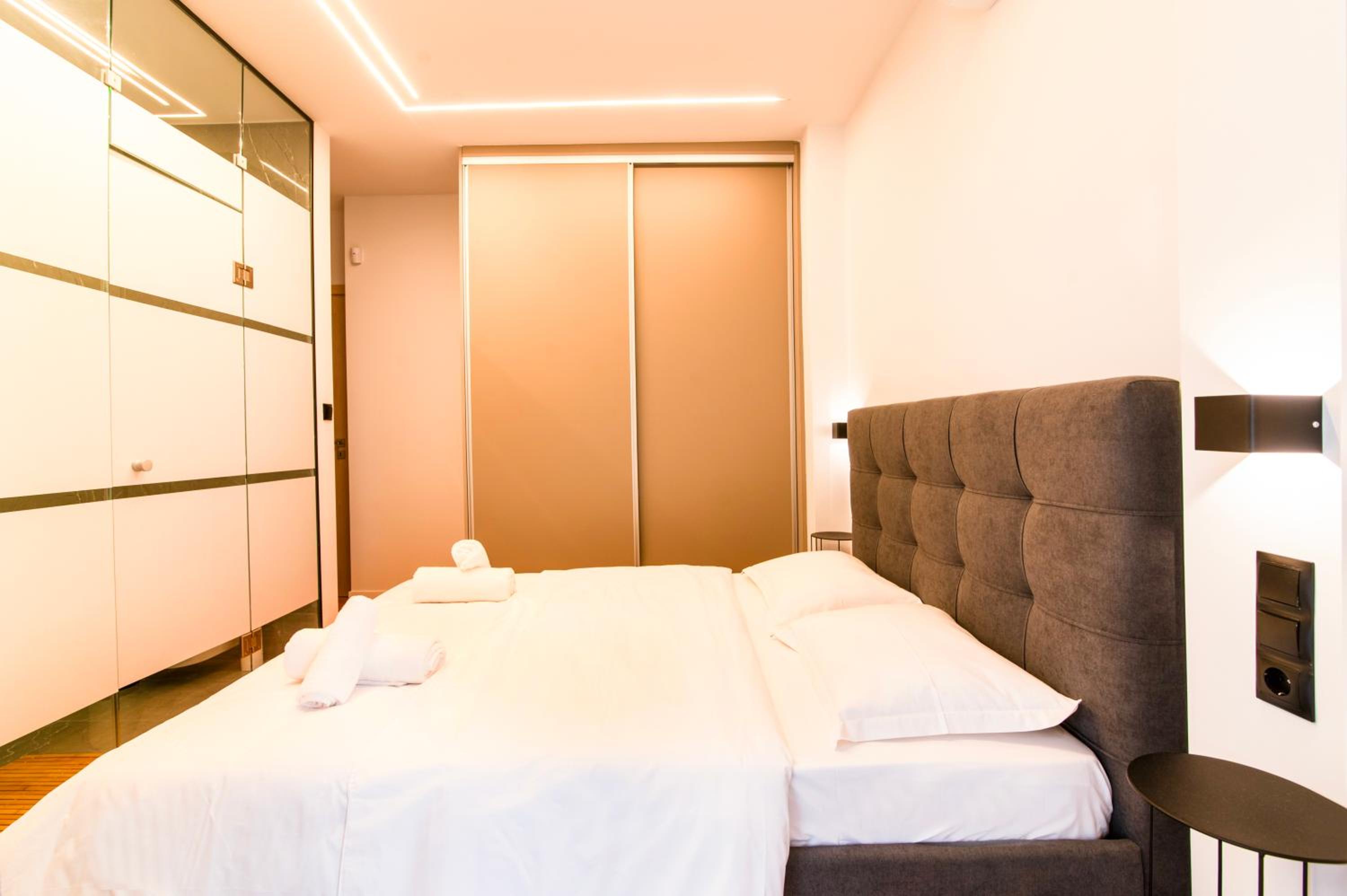 Cozy 2-Bedroom by Flisvos Marina