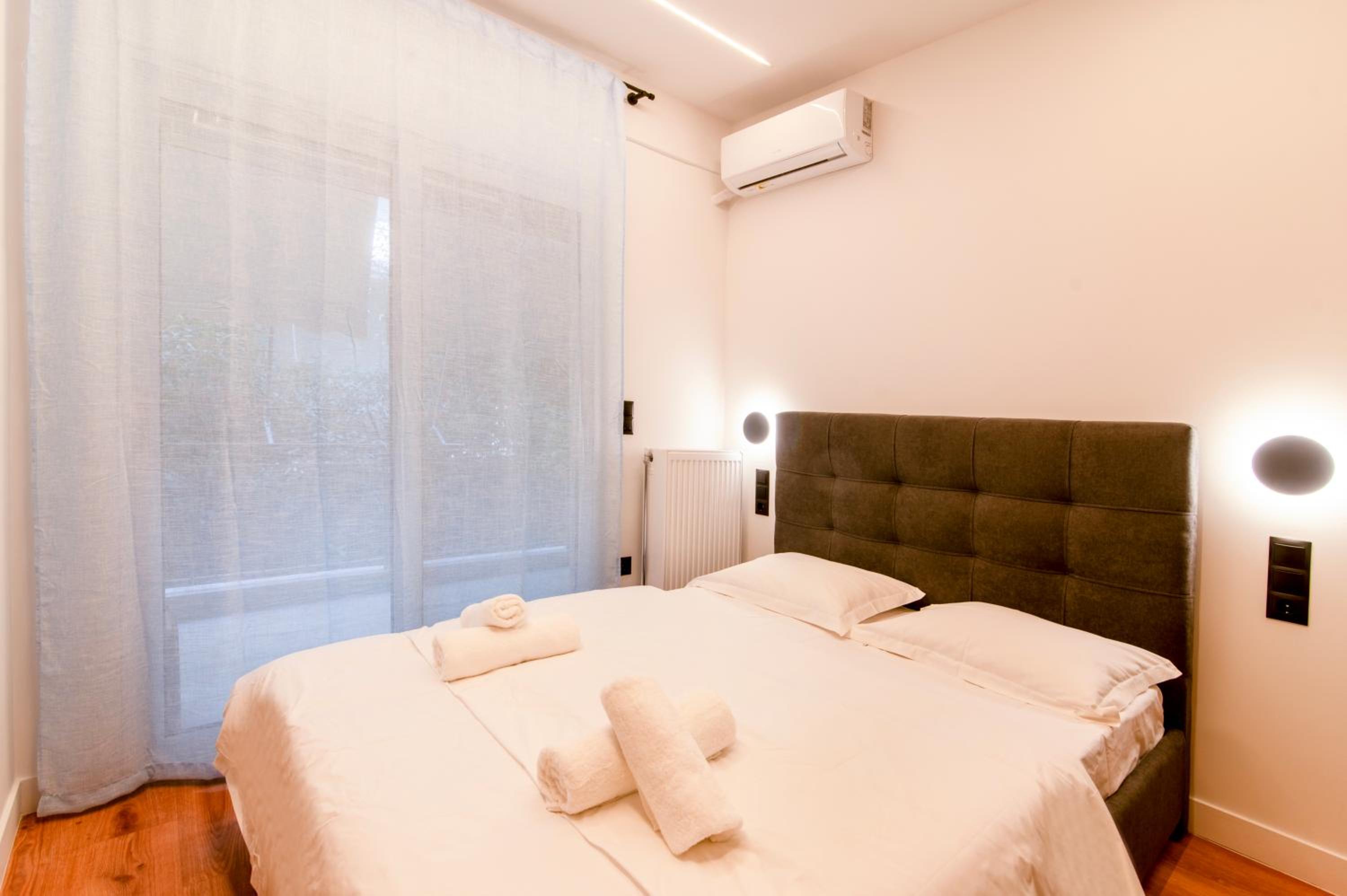 Cozy 2-Bedroom by Flisvos Marina
