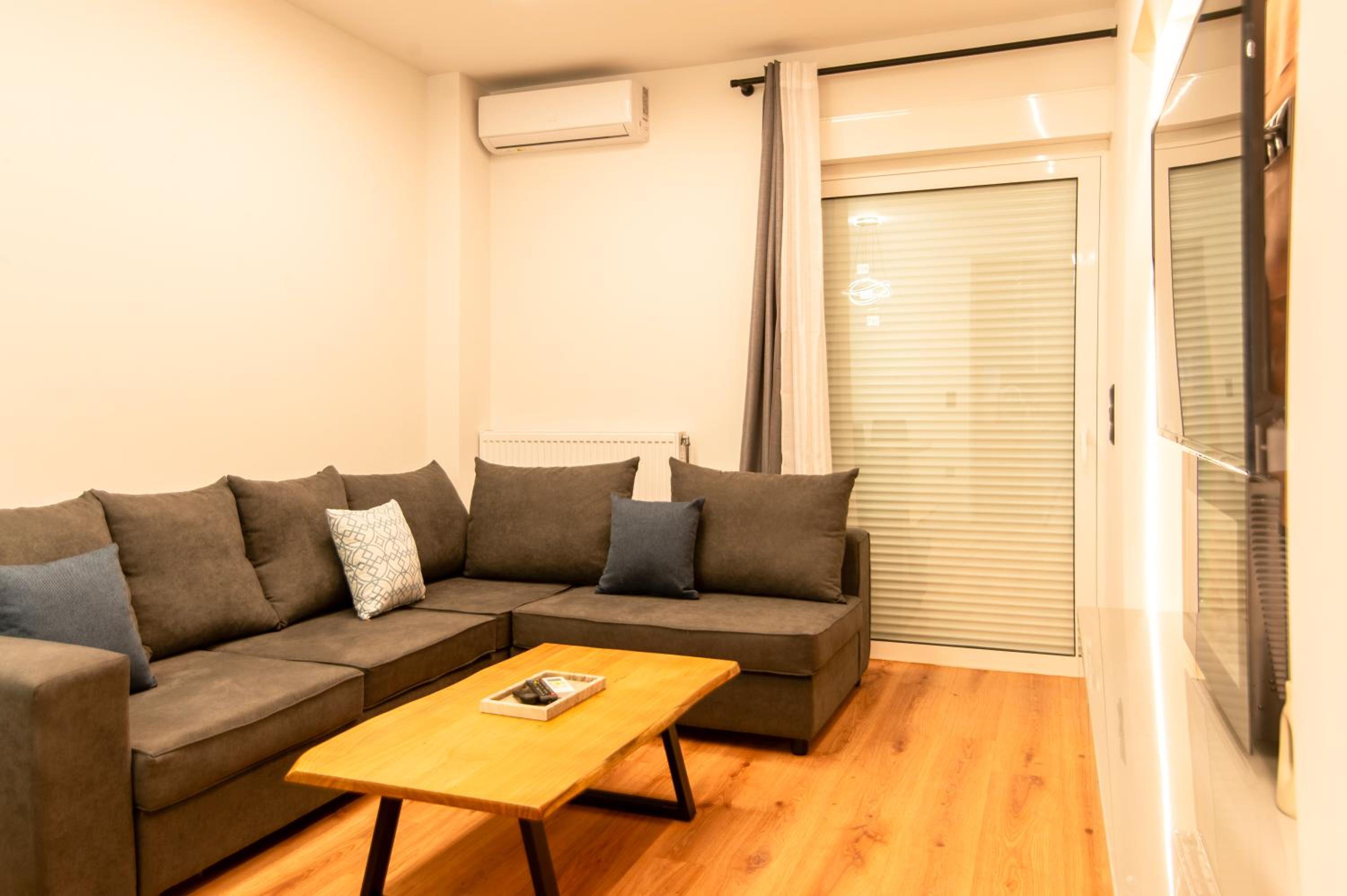 Cozy 2-Bedroom by Flisvos Marina