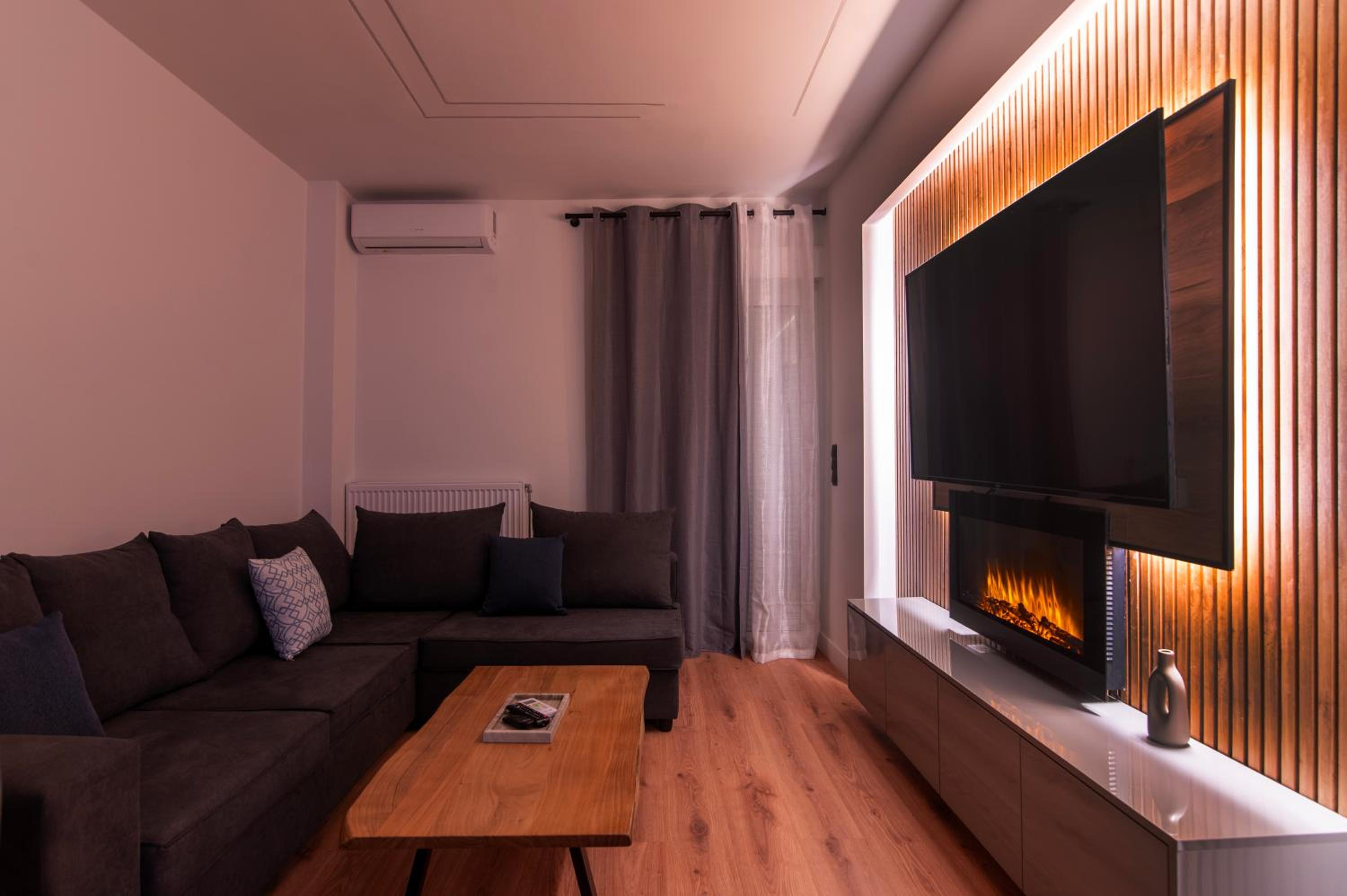 Cozy 2-Bedroom by Flisvos Marina