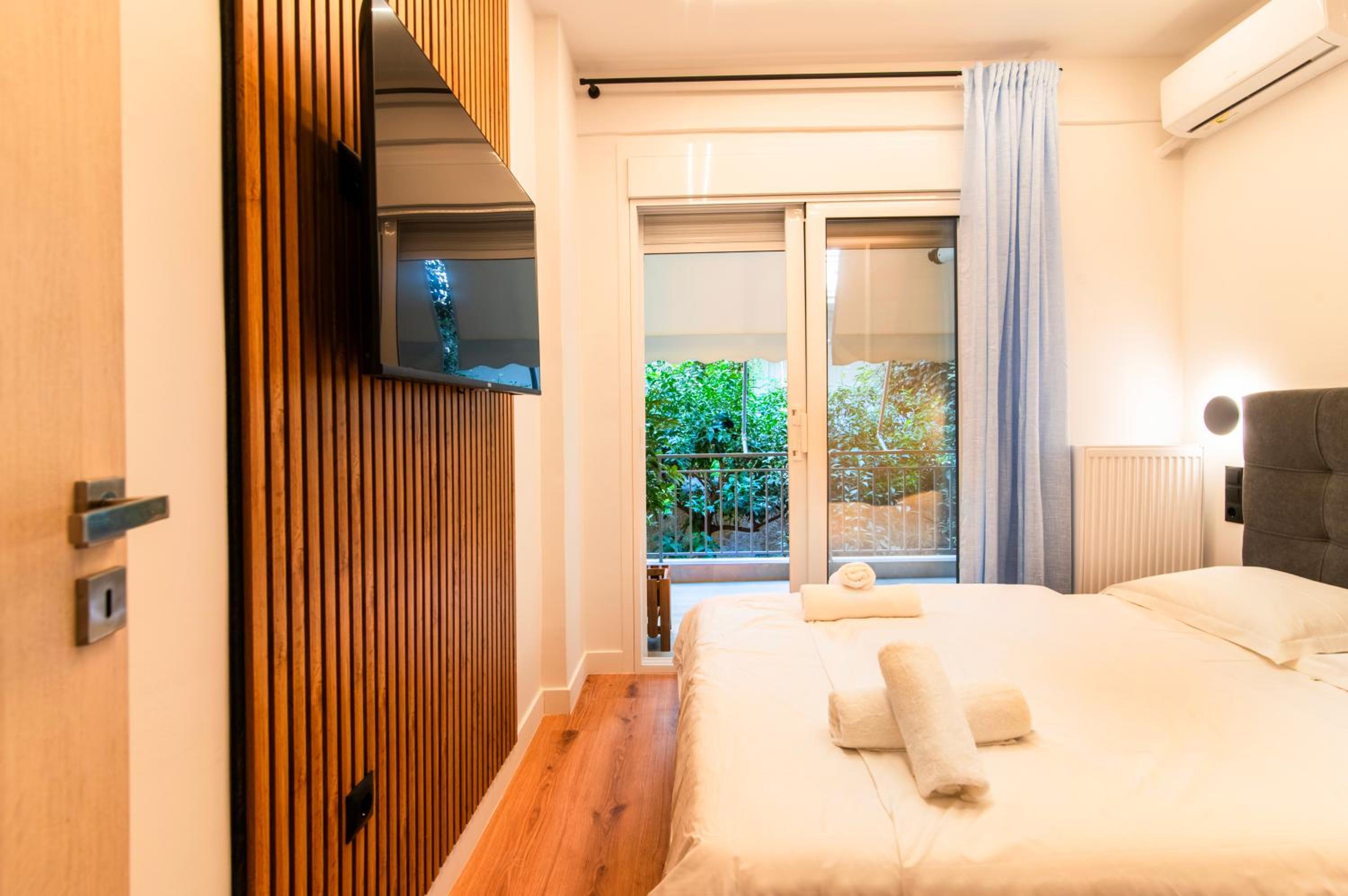 Cozy 2-Bedroom by Flisvos Marina
