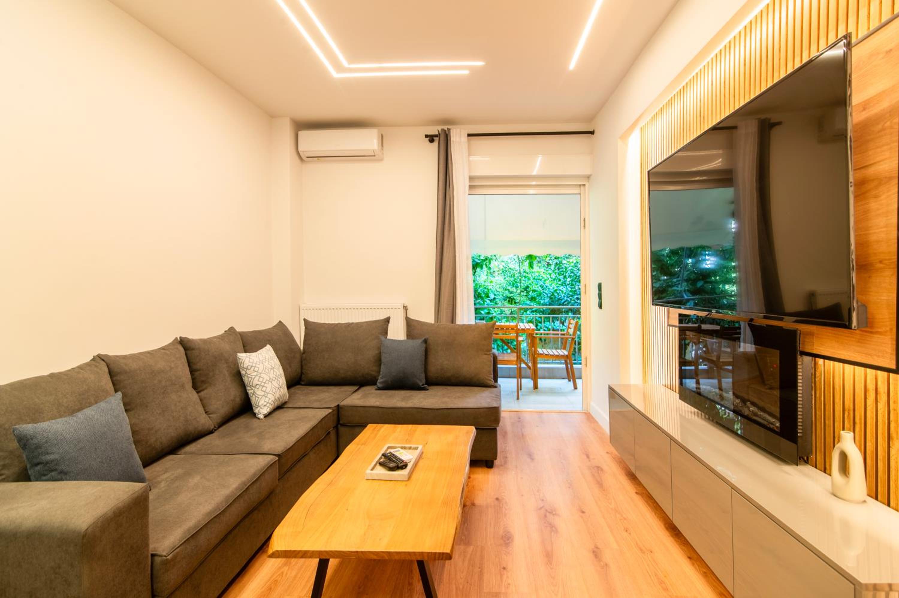 Cozy 2-Bedroom by Flisvos Marina