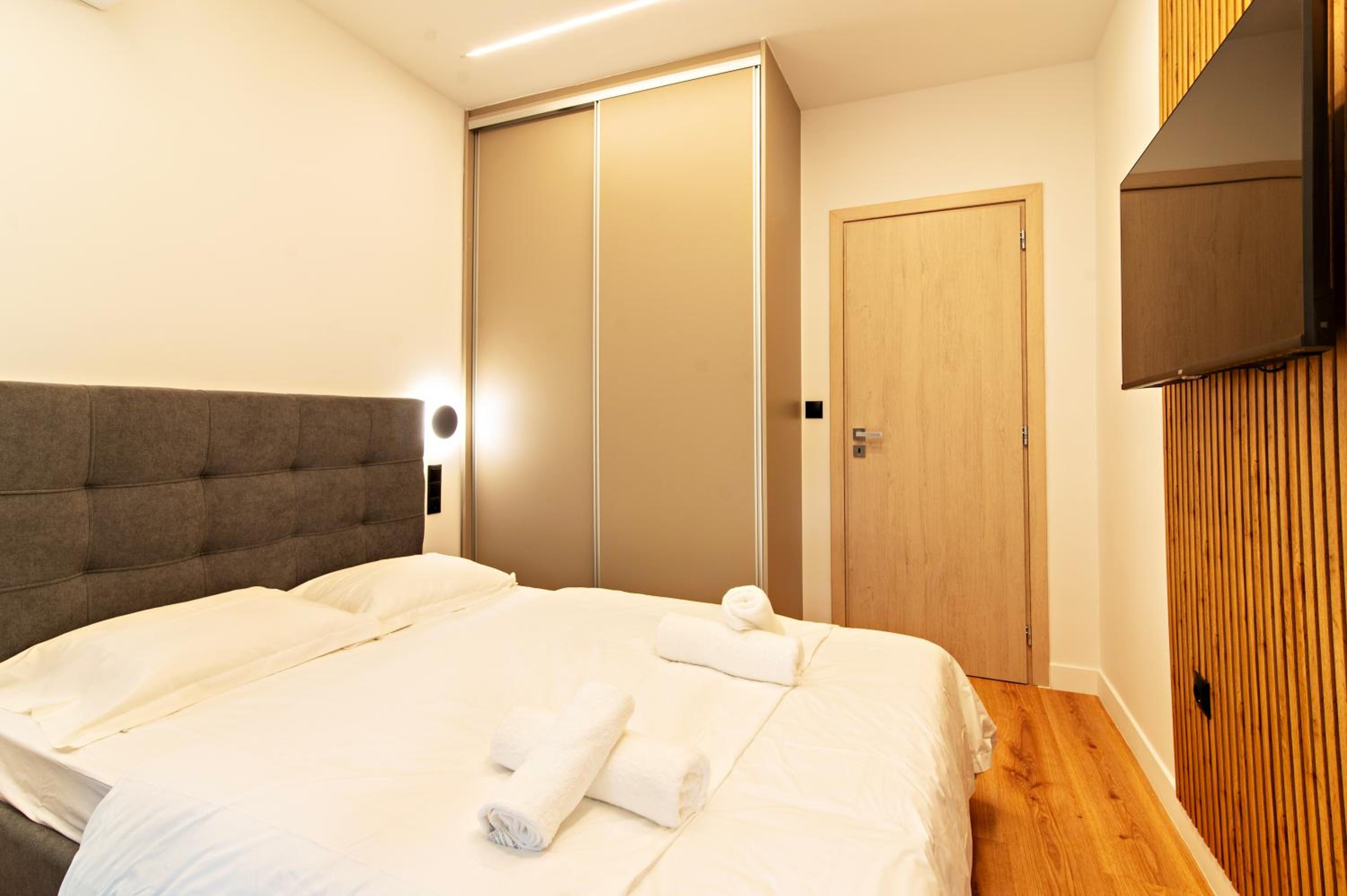 Cozy 2-Bedroom by Flisvos Marina