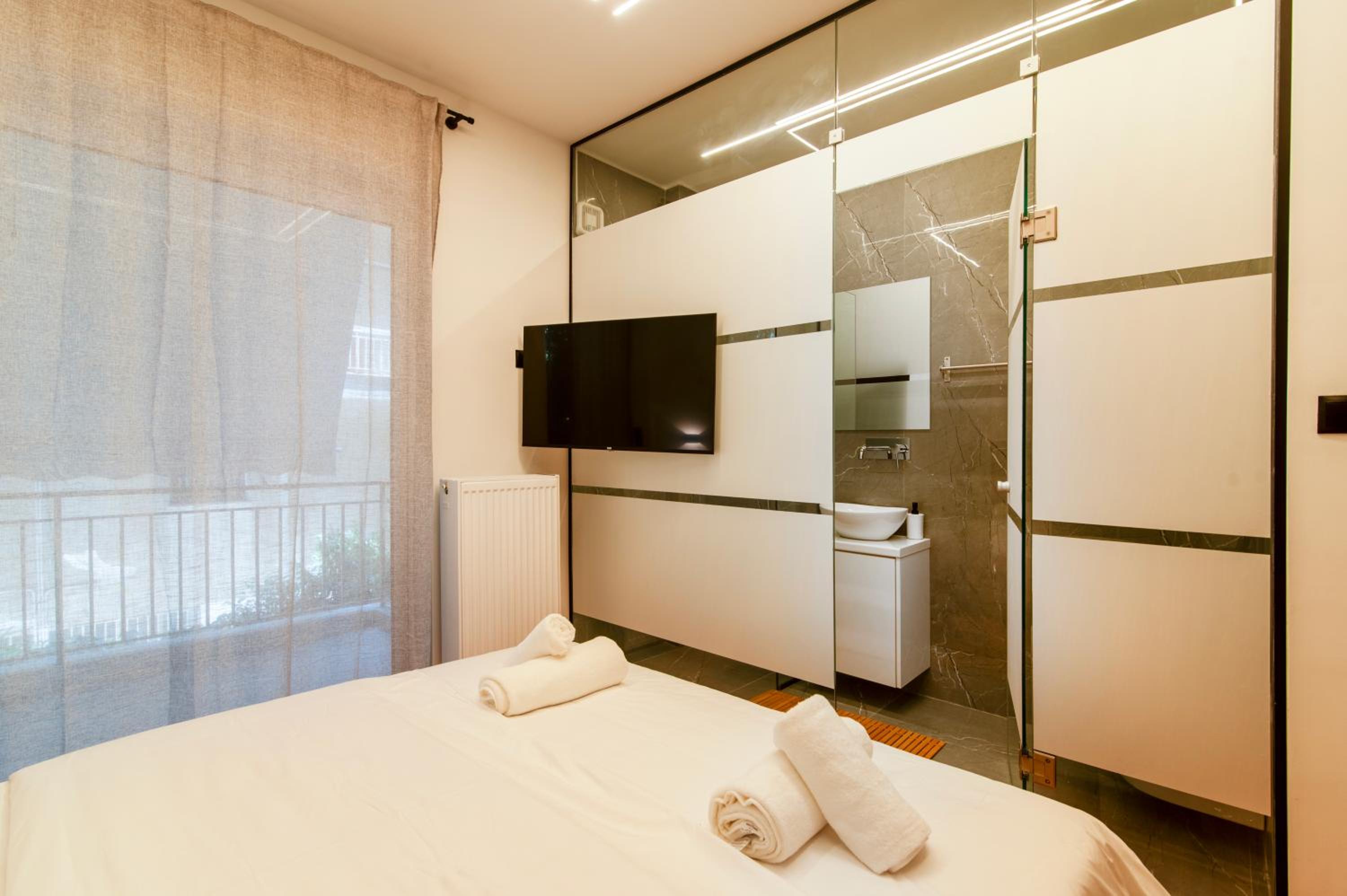 Cozy 2-Bedroom by Flisvos Marina