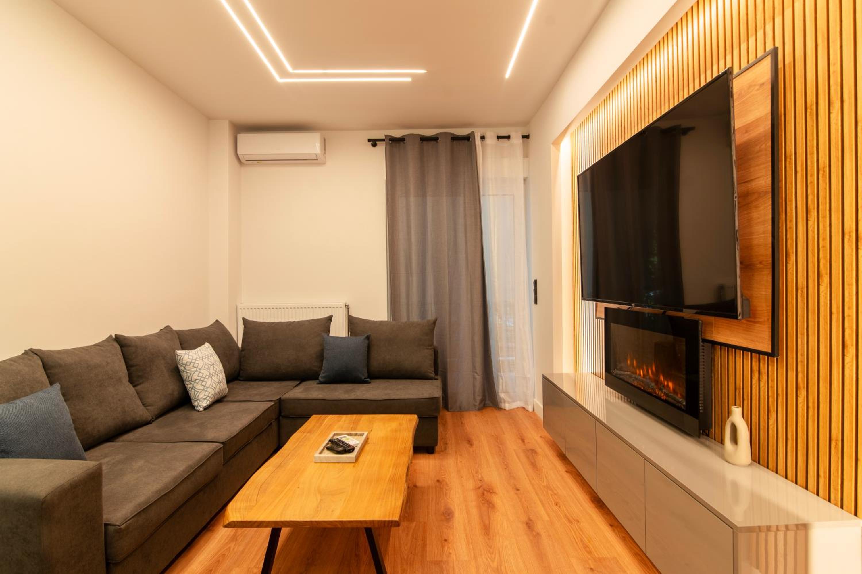 Cozy 2-Bedroom by Flisvos Marina