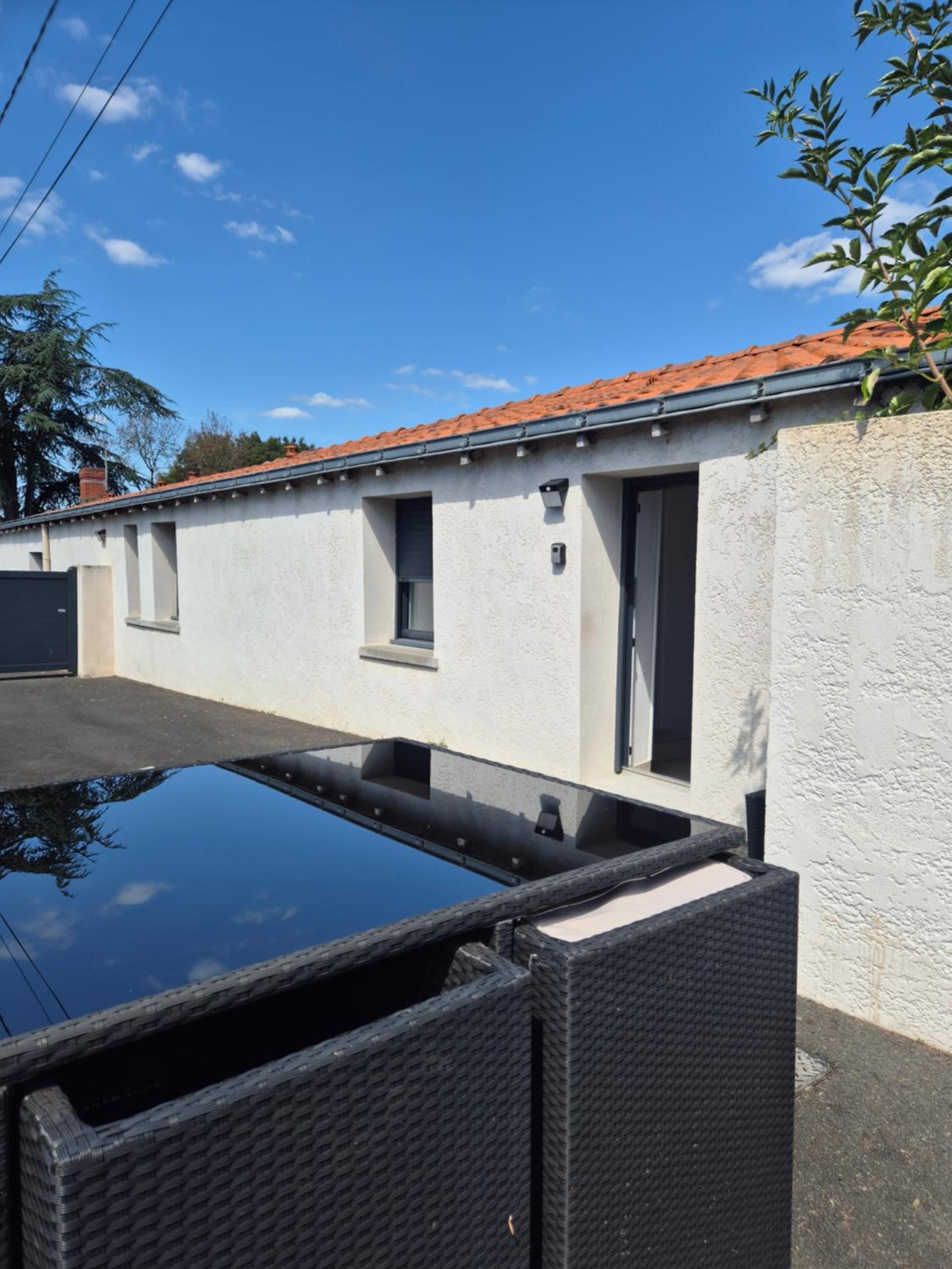 La longère du Moulin, logement T2 indépendant tout équipé avec cuisine, parking individuel avec portail, salon de jardin, belle grande chambre