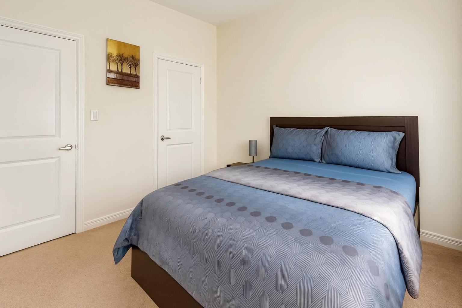 2024 Built Elegant 3BR Kleinburg Vaughan Townhouse with Free Parking, WiFi, Full Kitchen, Laundry, Near Canada's Wonderland! Perfect for Family Travel, Gro