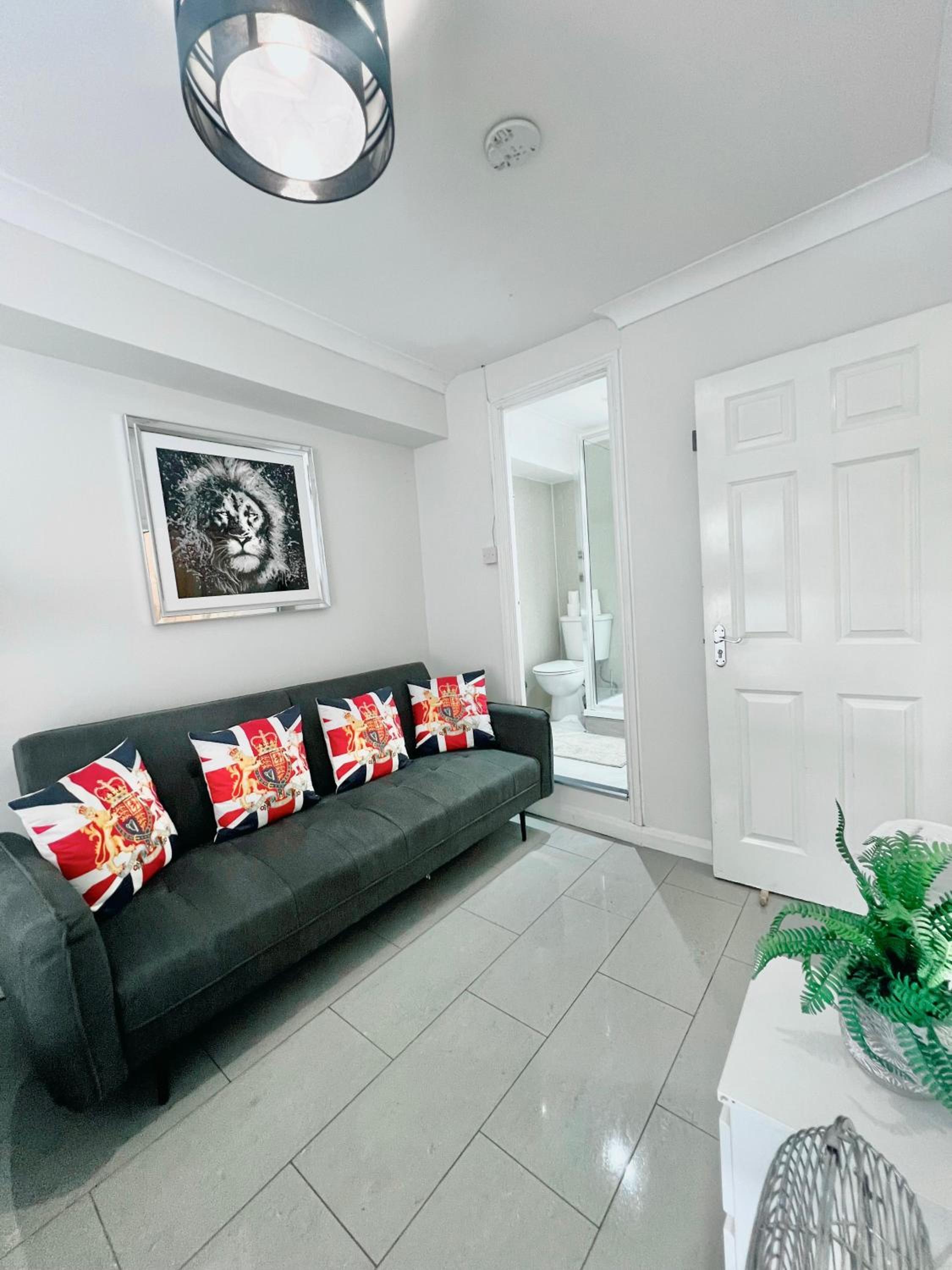 3 Bedrooms Flat Next to King Cross