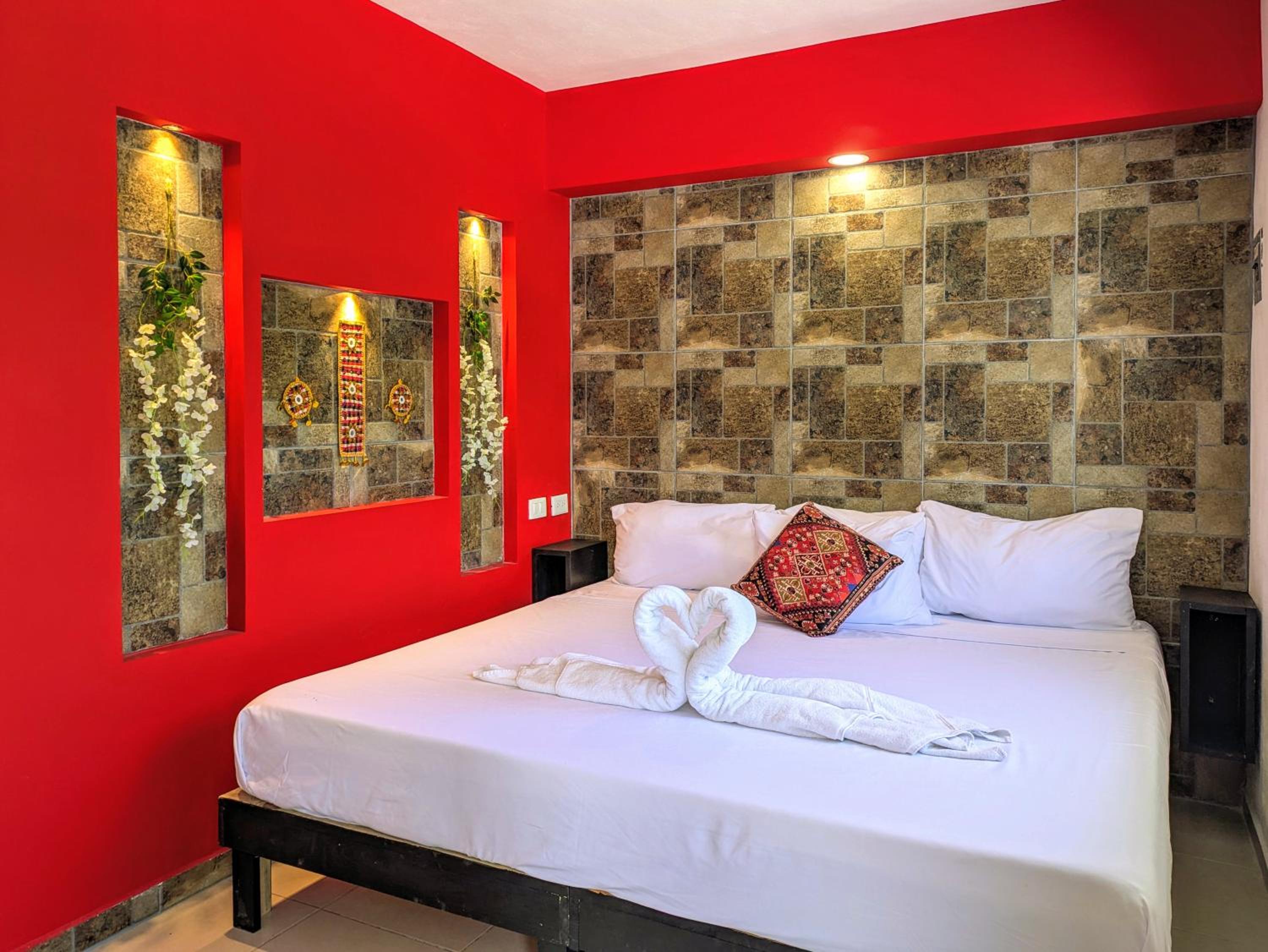 Great Value Romantic Comfy King Bed Suite Steps to Beach Fast WiFi AC 6B