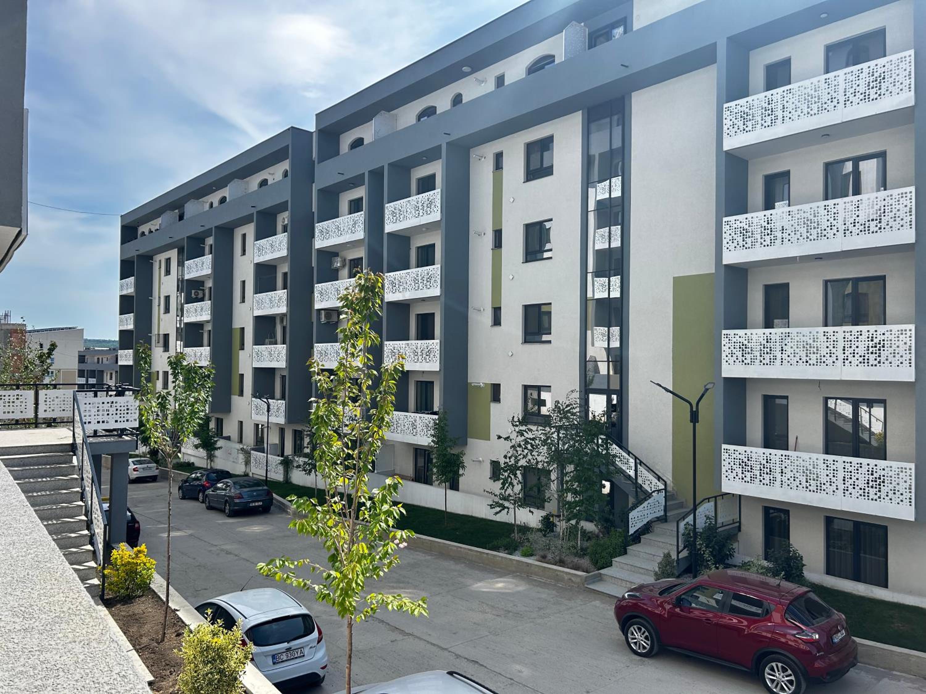 Yellow Dawn Modern Flat in Quiet Area with Garage Parking and Self Check-In