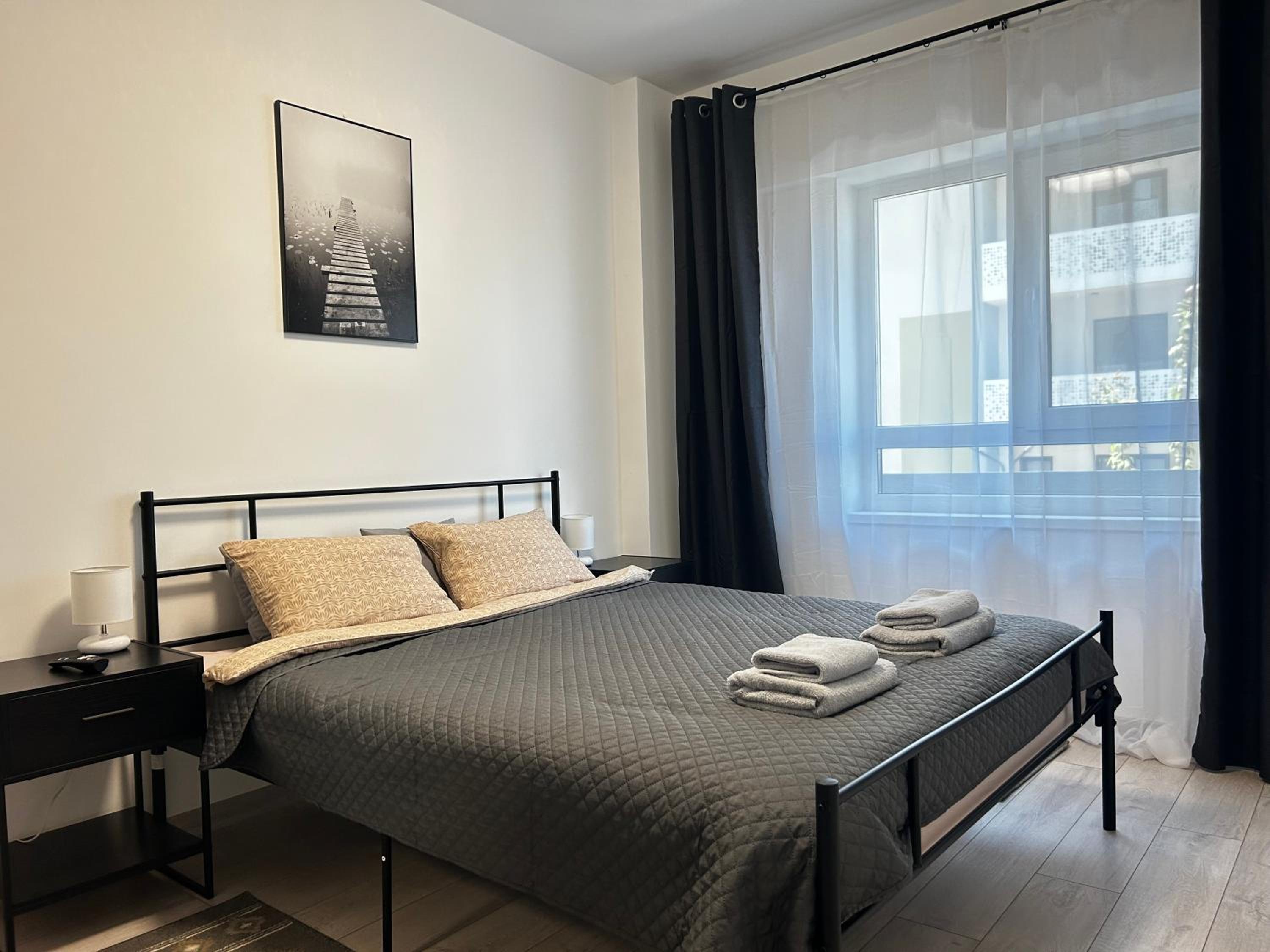 Yellow Dawn Modern Flat in Quiet Area with Garage Parking and Self Check-In