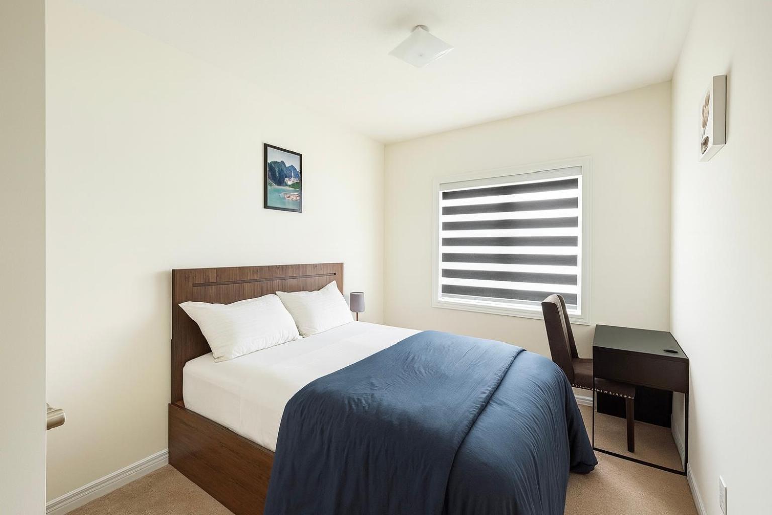 2024 Built Elegant 3BR Kleinburg Vaughan Townhouse with Free Parking, WiFi, Full Kitchen, Laundry, Near Canada's Wonderland! Perfect for Family Travel, Gro