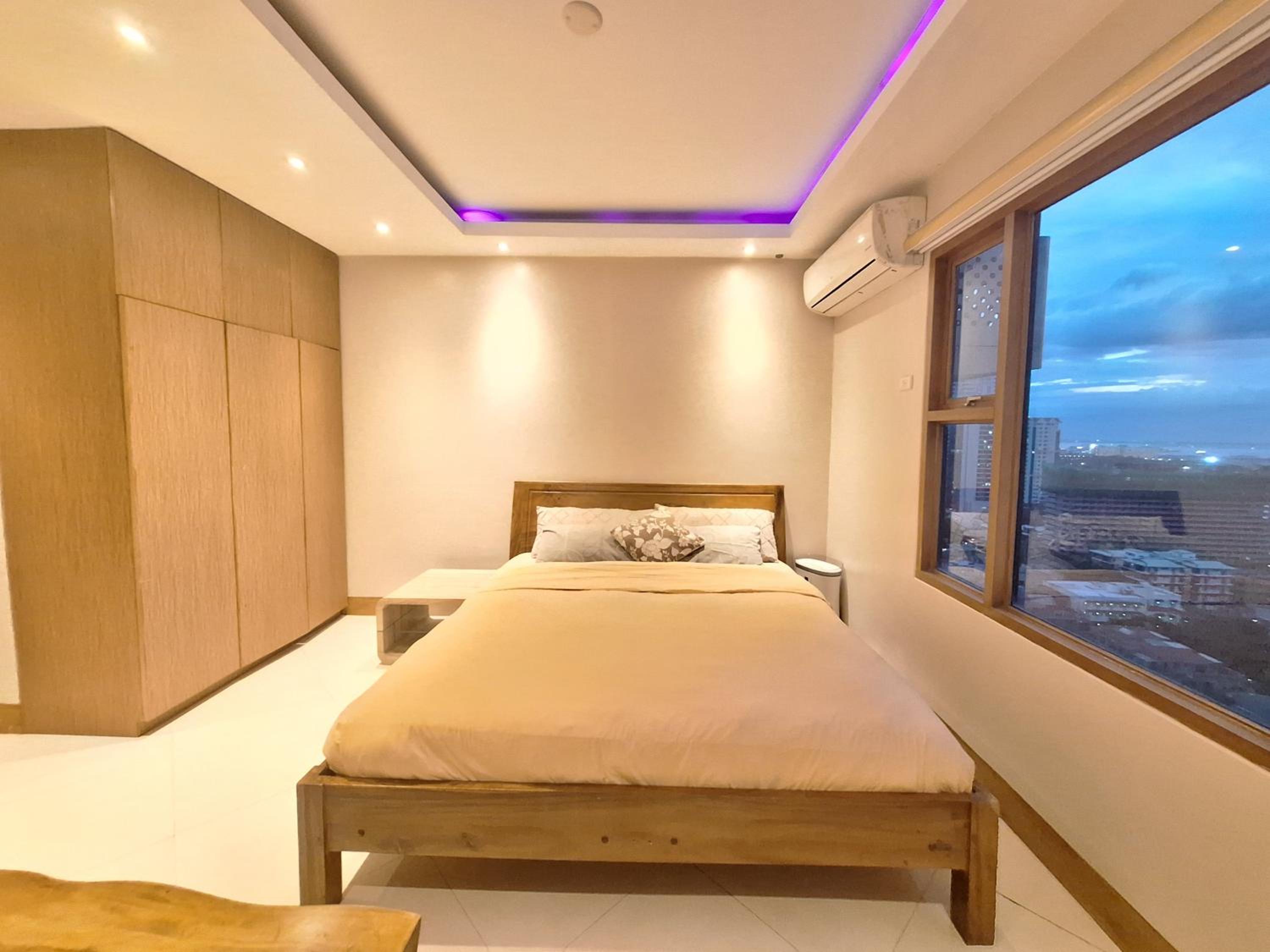 STAYLUXIA BOUTIQUE HOTEL MANILABAYVIEW - 1-5 BR Luxury and Superior Condos with, Balcony, Pool, Netflix & Gym- Housekeeping Available -