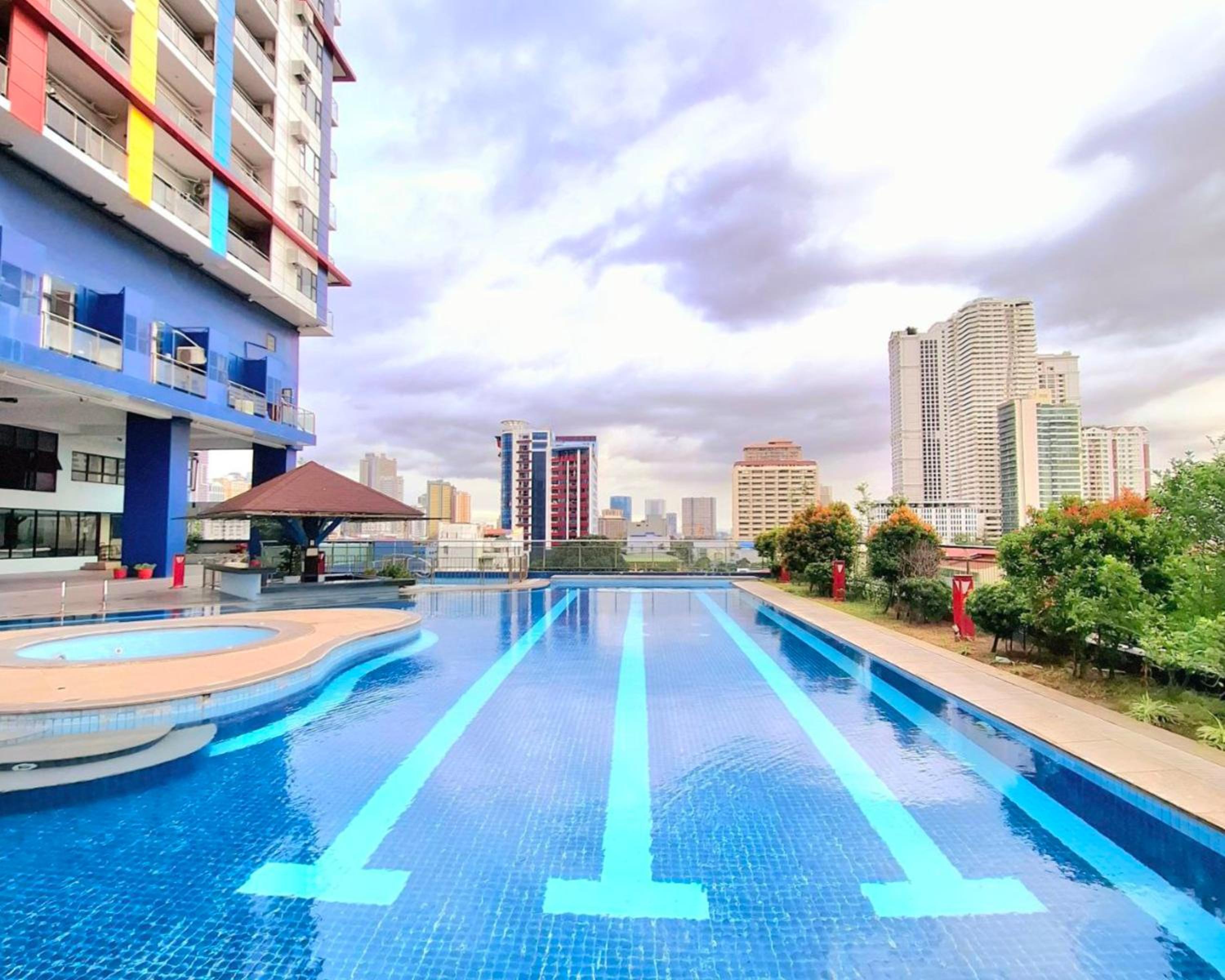 STAYLUXIA BOUTIQUE HOTEL MANILABAYVIEW - 1-5 BR Luxury and Superior Condos with, Balcony, Pool, Netflix & Gym- Housekeeping Available -