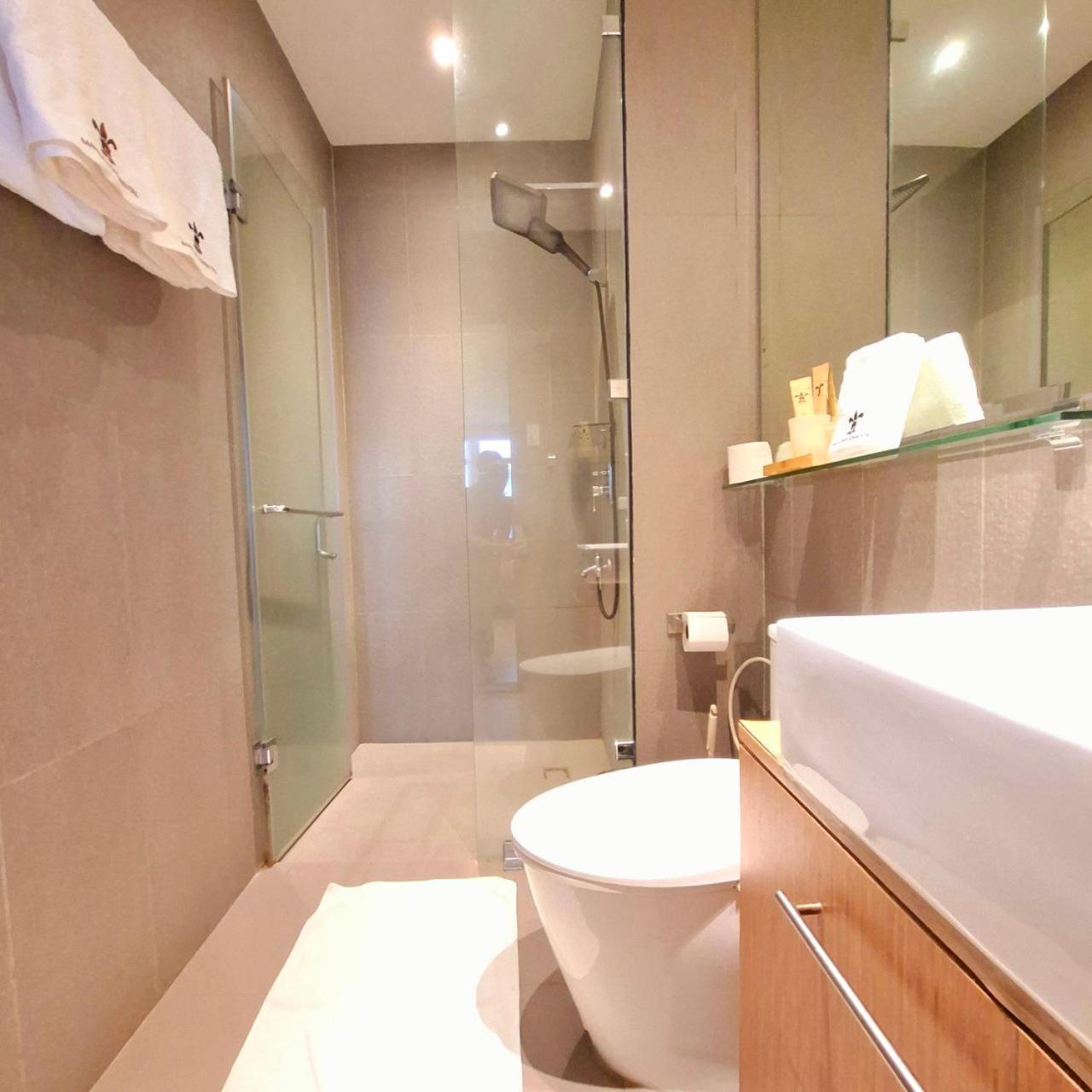 STAYLUXIA BOUTIQUE HOTEL MANILABAYVIEW - 1-5 BR Luxury and Superior Condos with, Balcony, Pool, Netflix & Gym- Housekeeping Available -