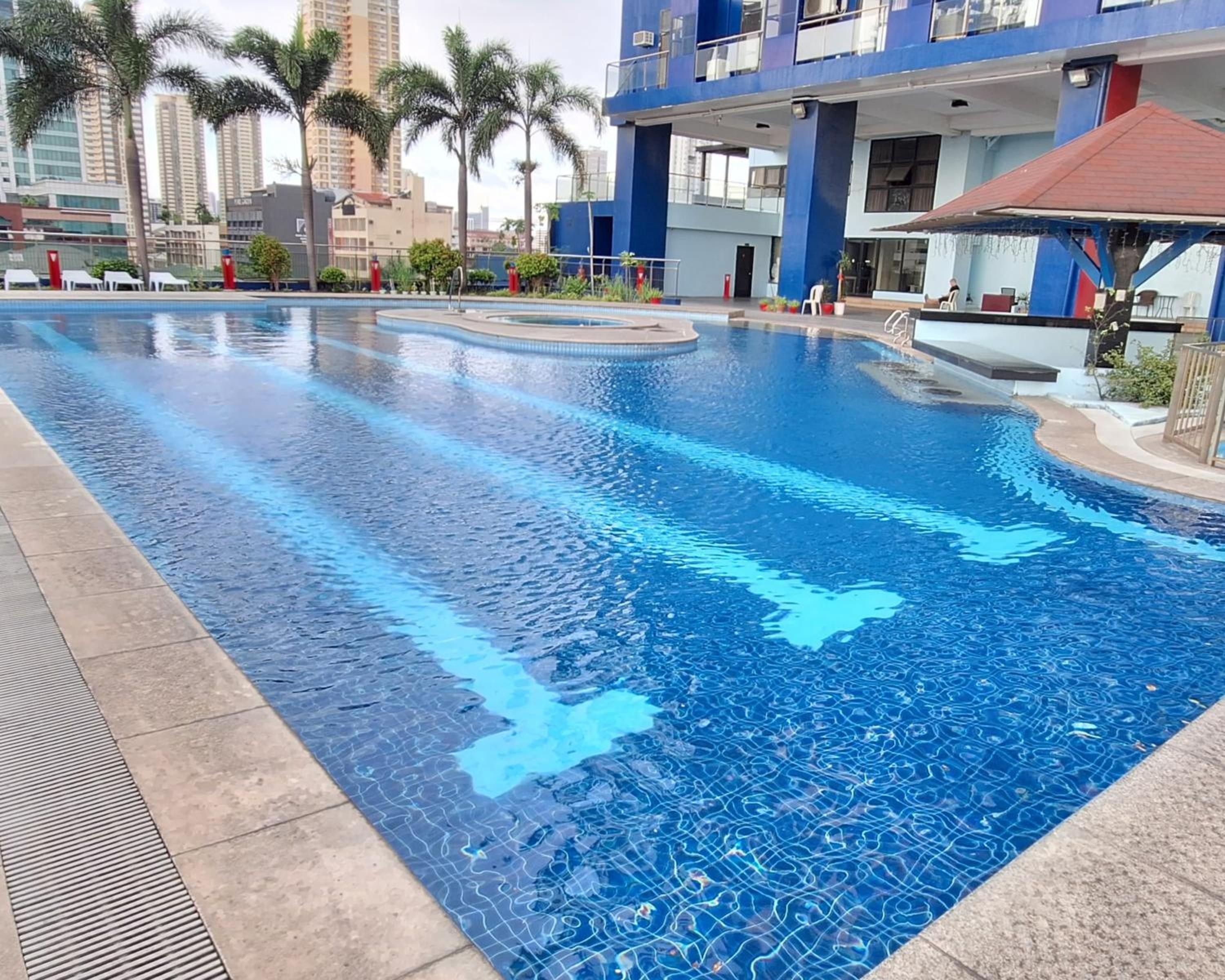 STAYLUXIA BOUTIQUE HOTEL MANILABAYVIEW - 1-5 BR Luxury and Superior Condos with, Balcony, Pool, Netflix & Gym- Housekeeping Available -